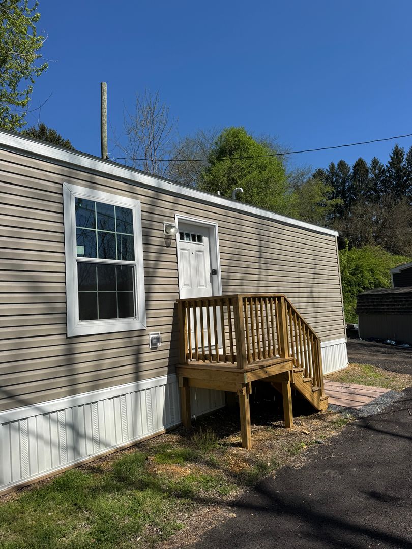 Easton Condo: 465 Royal Manor Rd