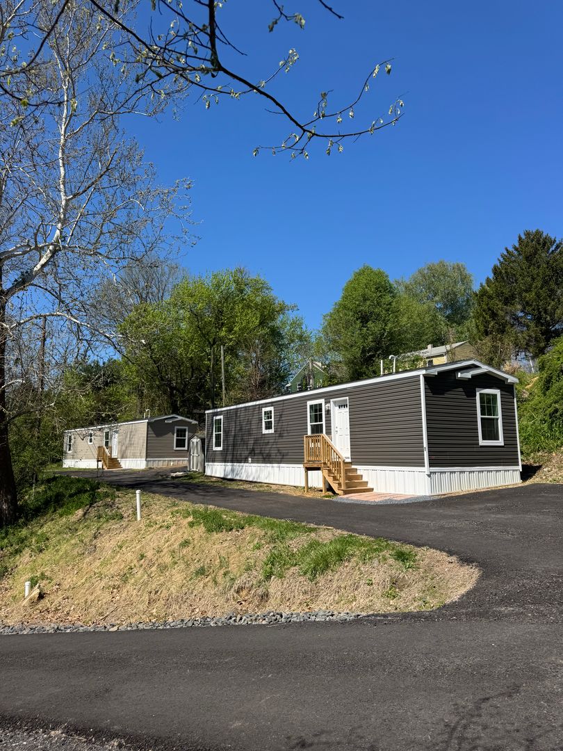 Easton Condo: 465 Royal Manor Rd