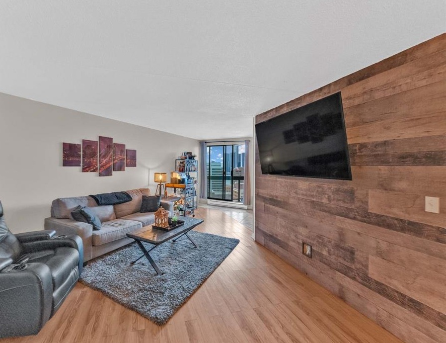 Windsor Townhome: 150 Park St W