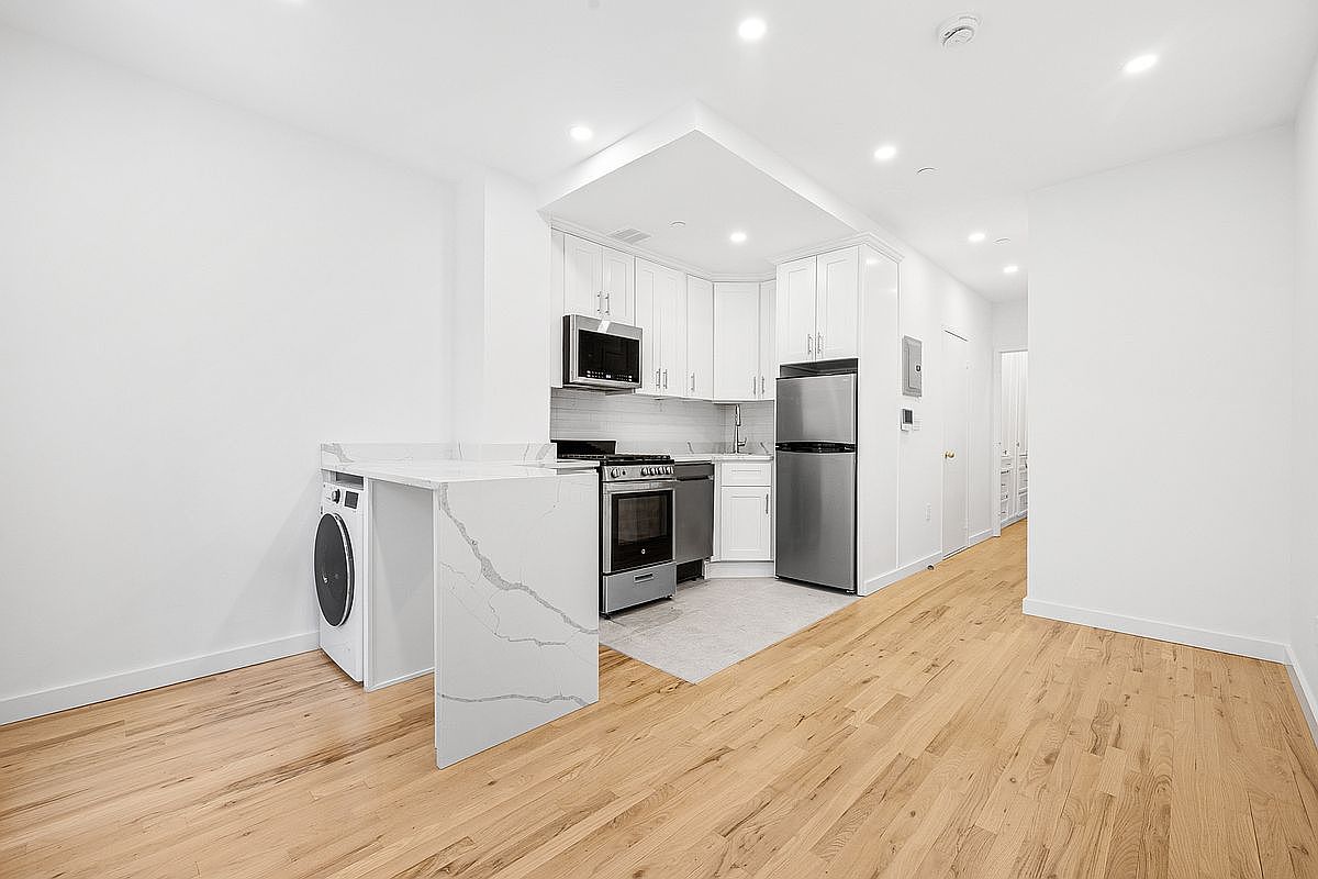 New York Condo: 27 W 84th St