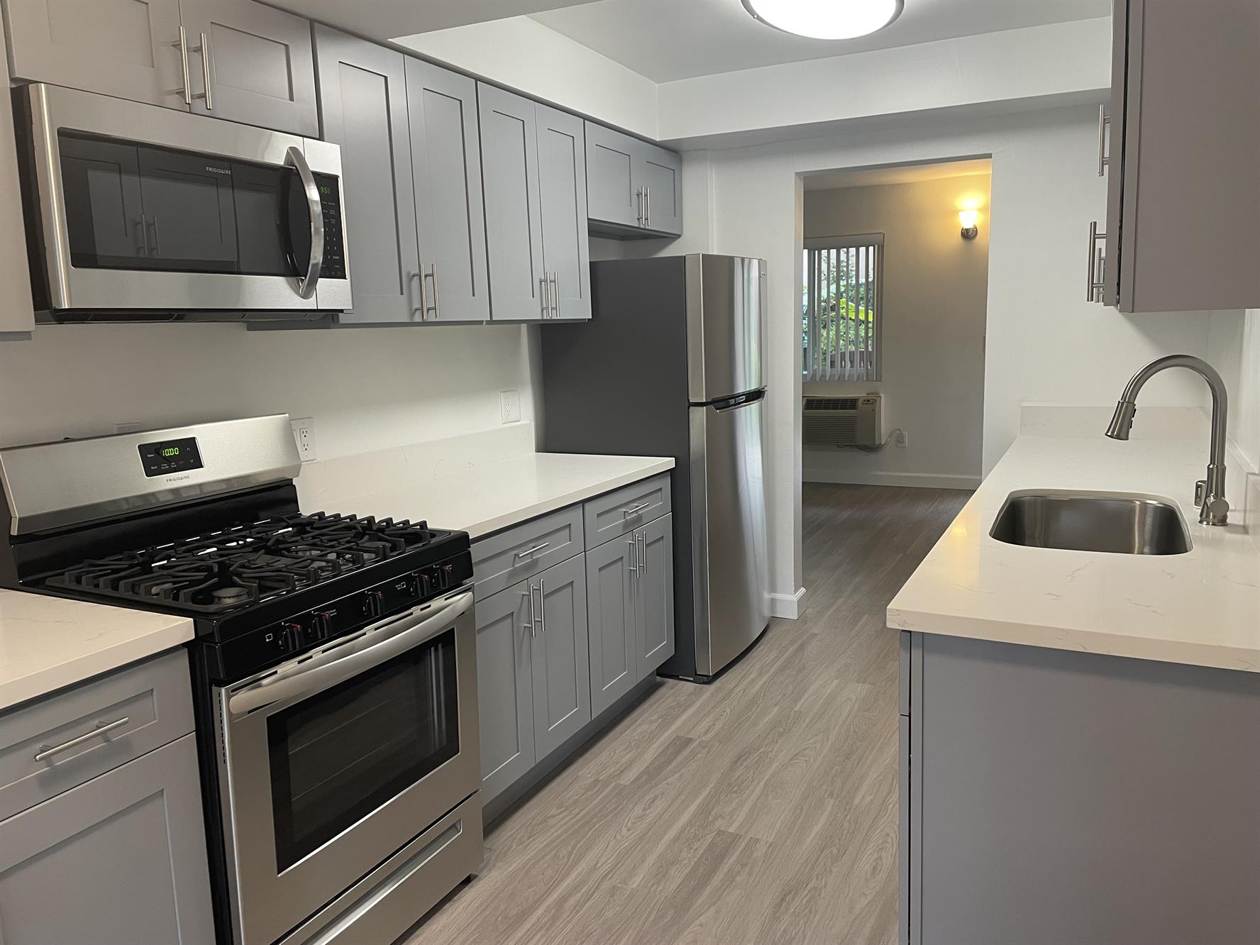 Costa Mesa Apartment: 400 Merrimac Way