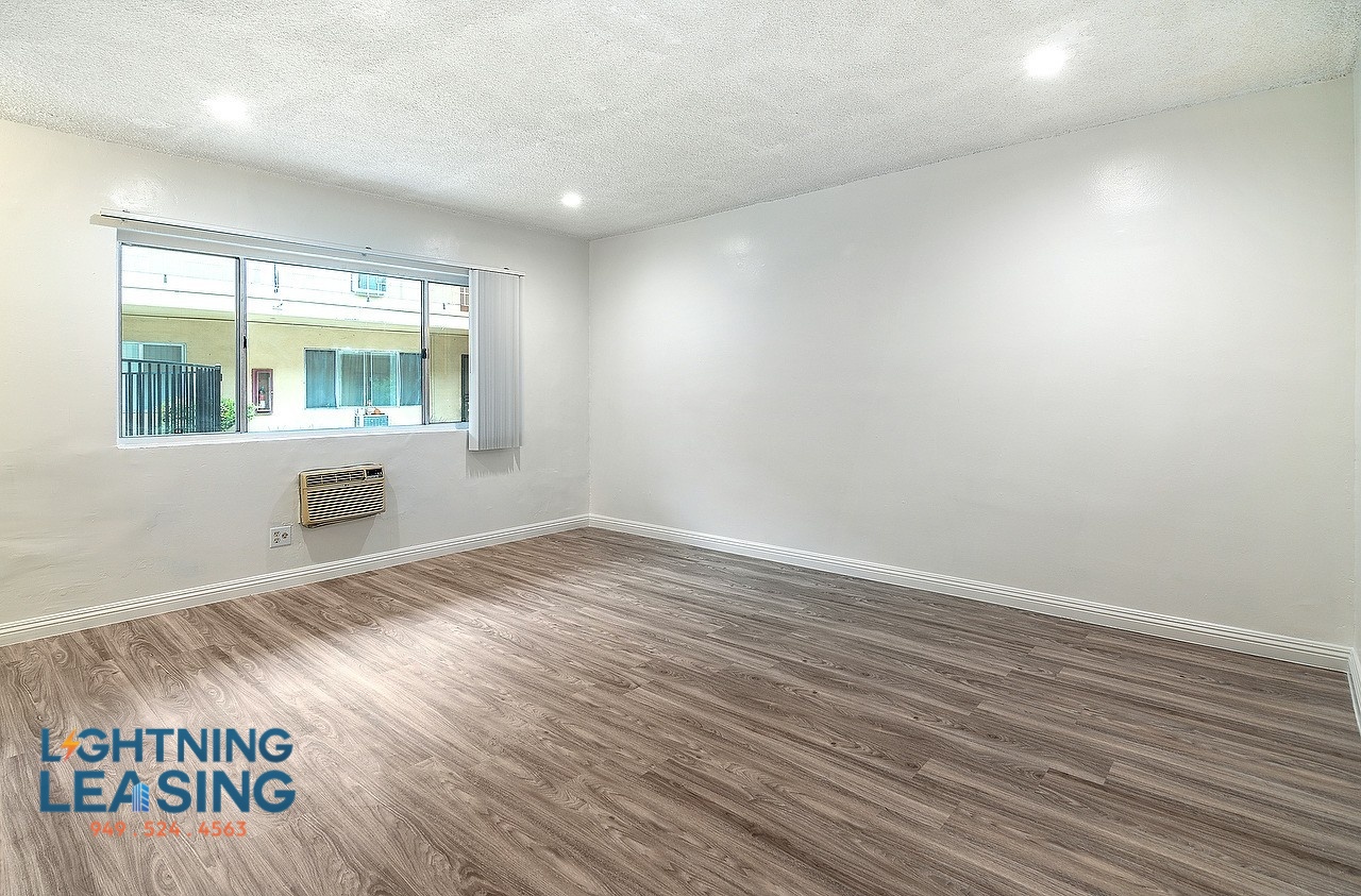 Winnetka Condo: 20435 1/2 Cohasset Street