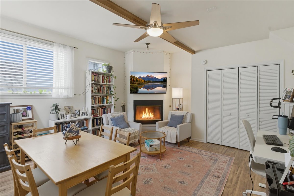 Chicago Condo: 1631 Belle Plaine