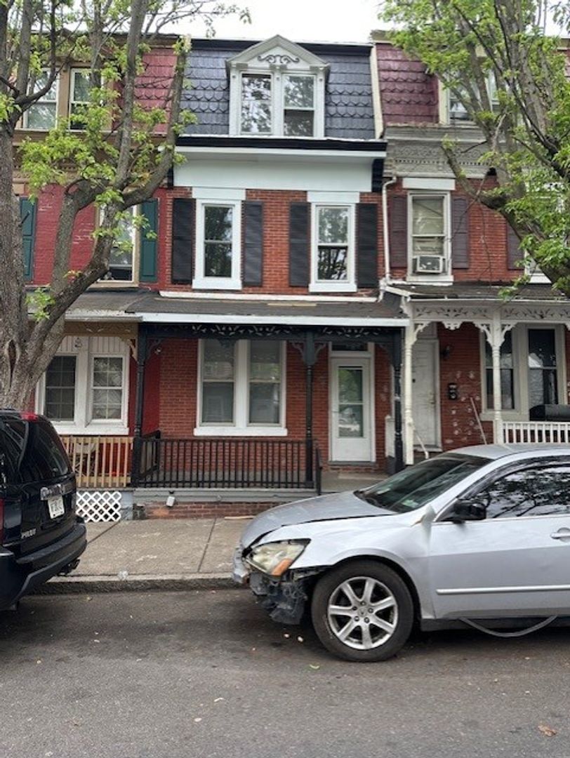 Harrisburg House: 137 Hoerner St