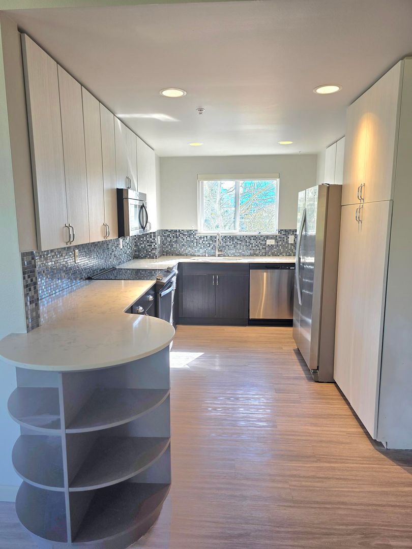 Bellevue Apartment: 37 103rd Ave NE