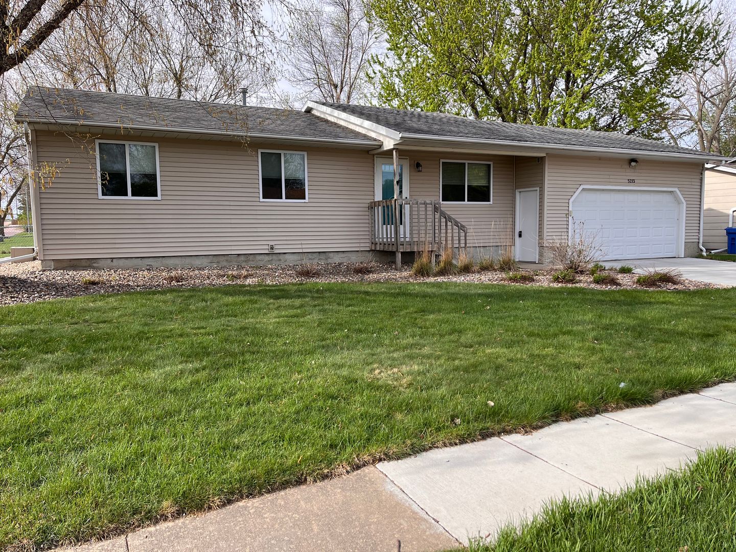 Sioux Falls House: 5213 E Prospect Ave