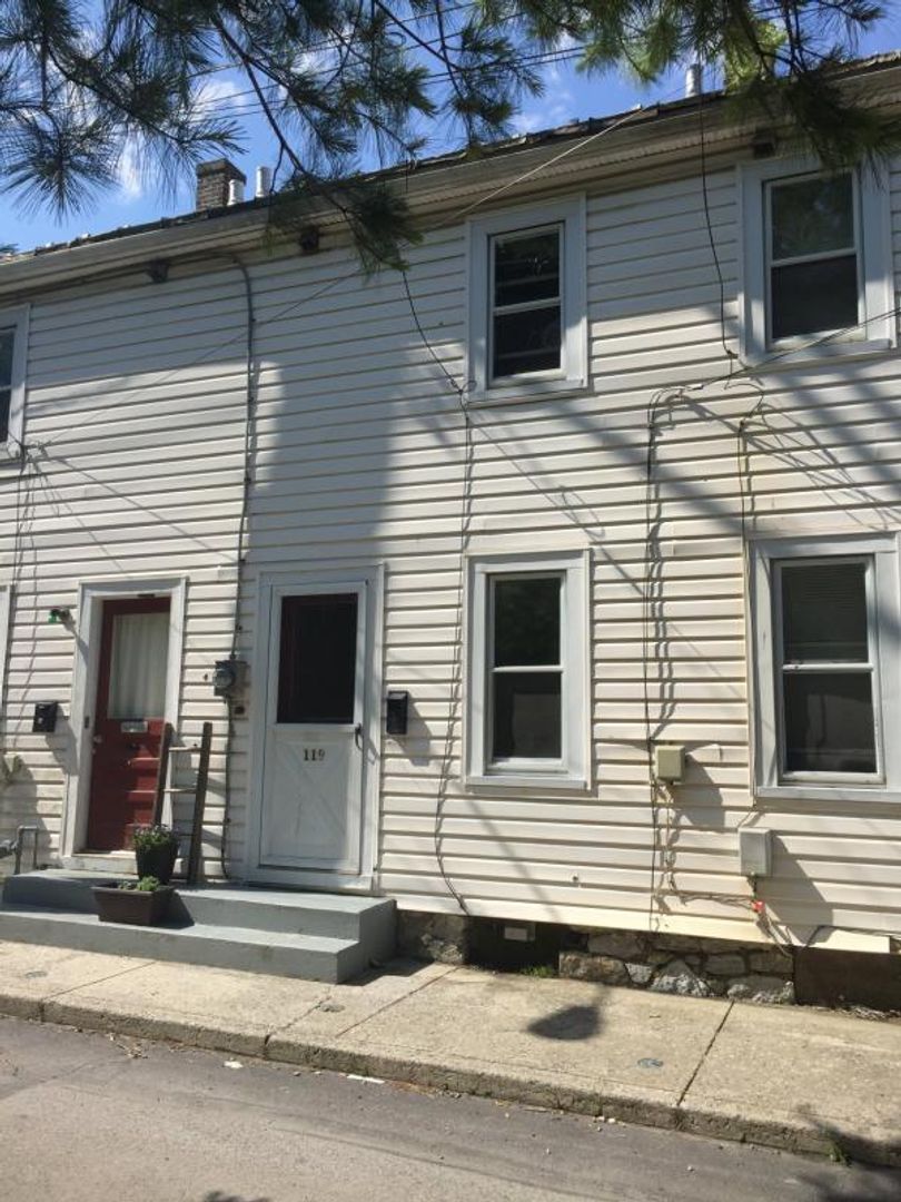 Carlisle House: 119 W Chapel Ave
