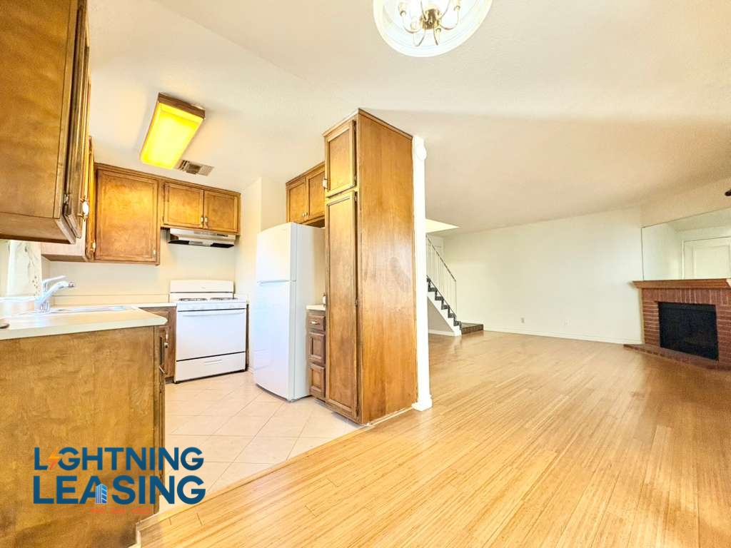 Sherman Oaks Townhome: 4455 Vista Del Monte Ave