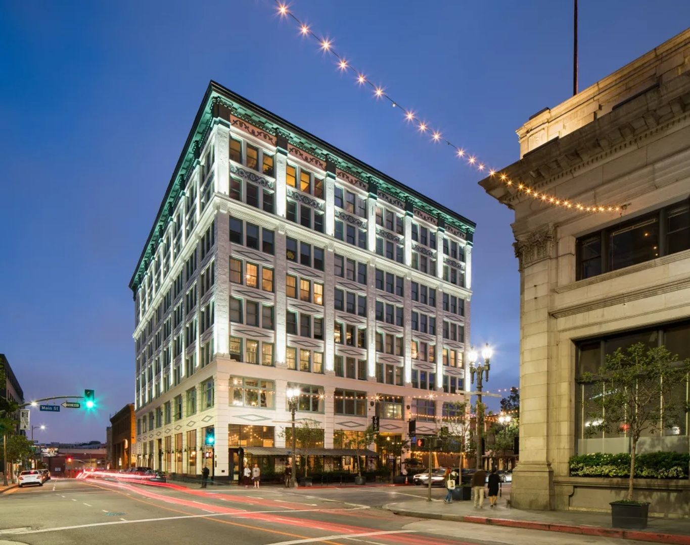 Los Angeles Apartment: 400 S Main St