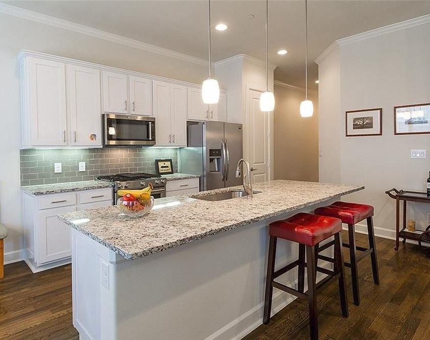 Addison Condo: 5015 Meridian Ln