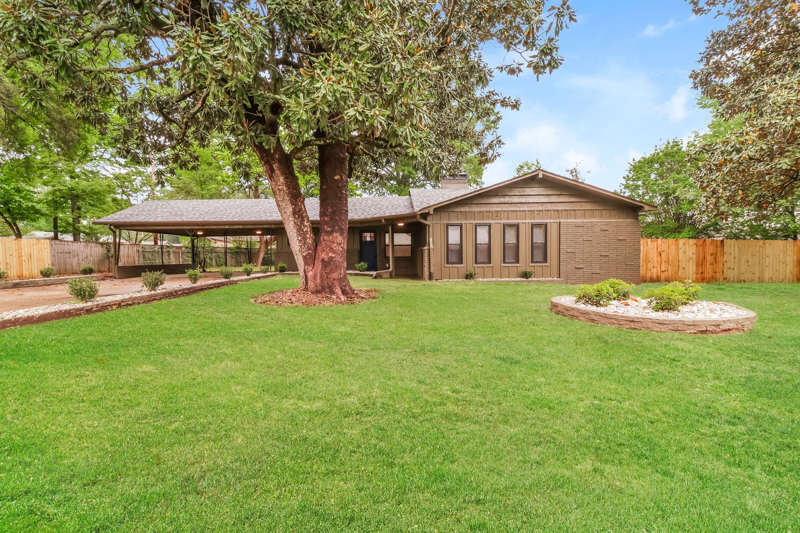 Benton House: 420 Algood Street