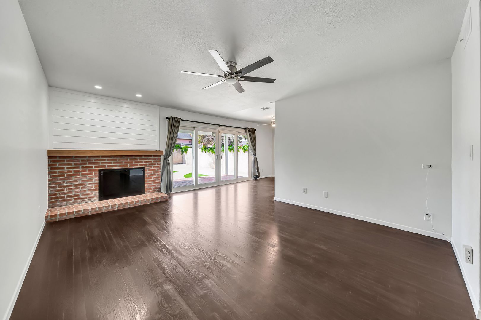 West Hills House: 23008 Hamlin St