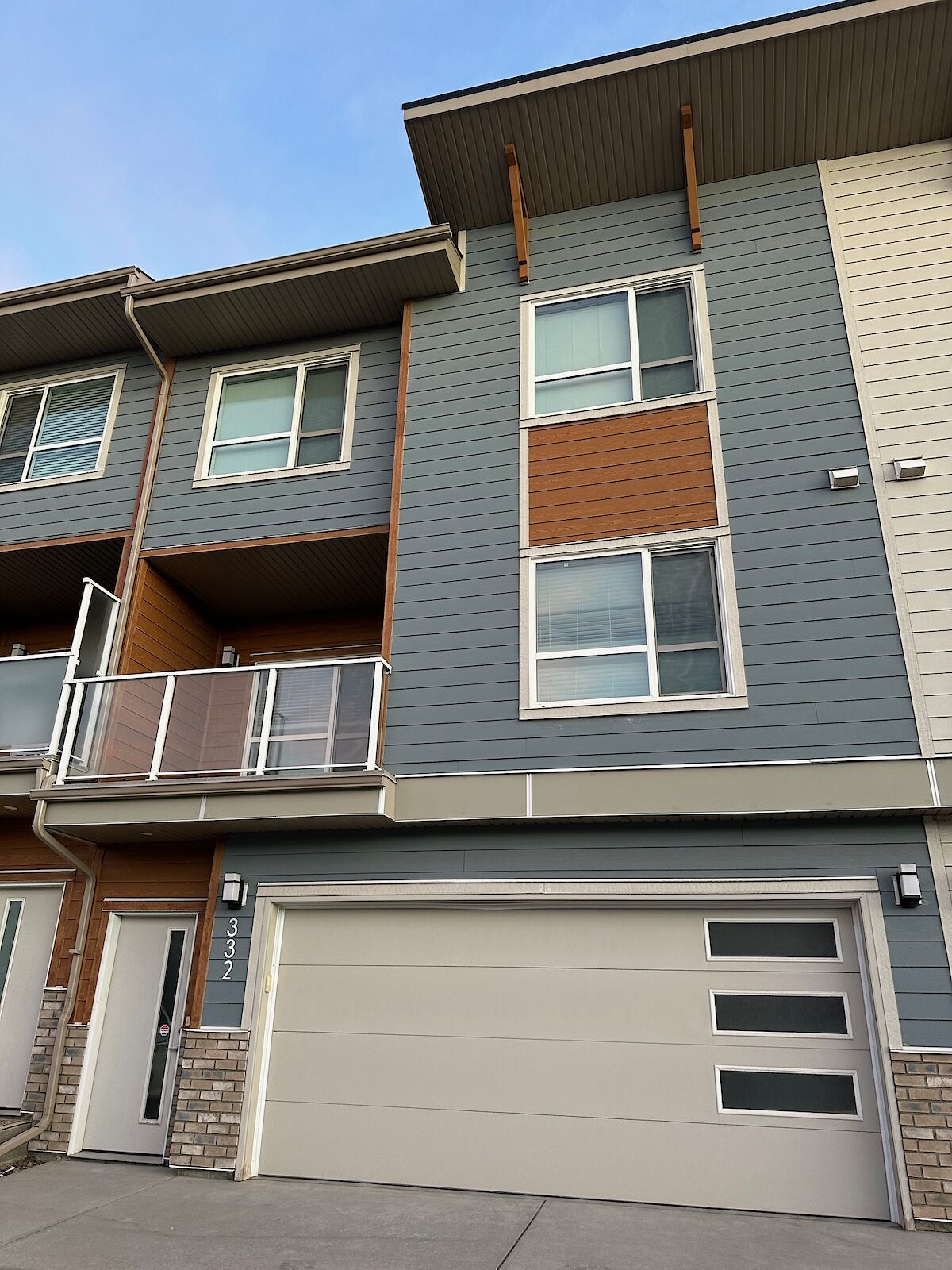 Calgary Townhome: 332 Harvest Hills Common Northeast