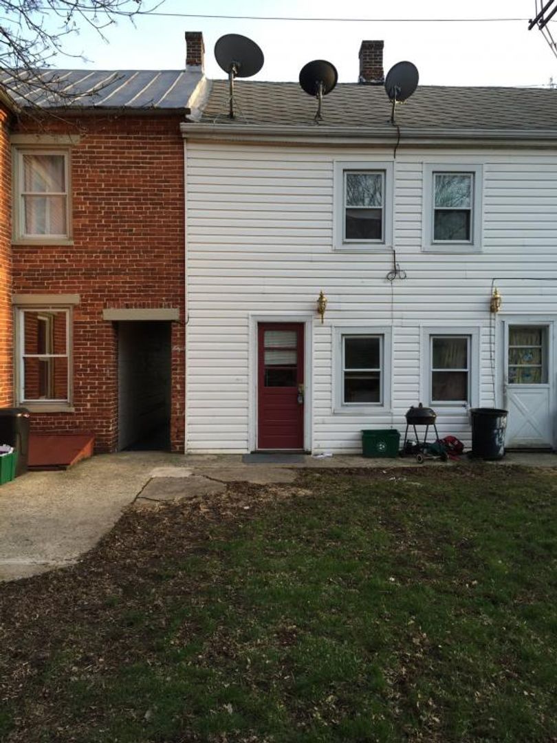 Carlisle House: 117 W Chapel Ave