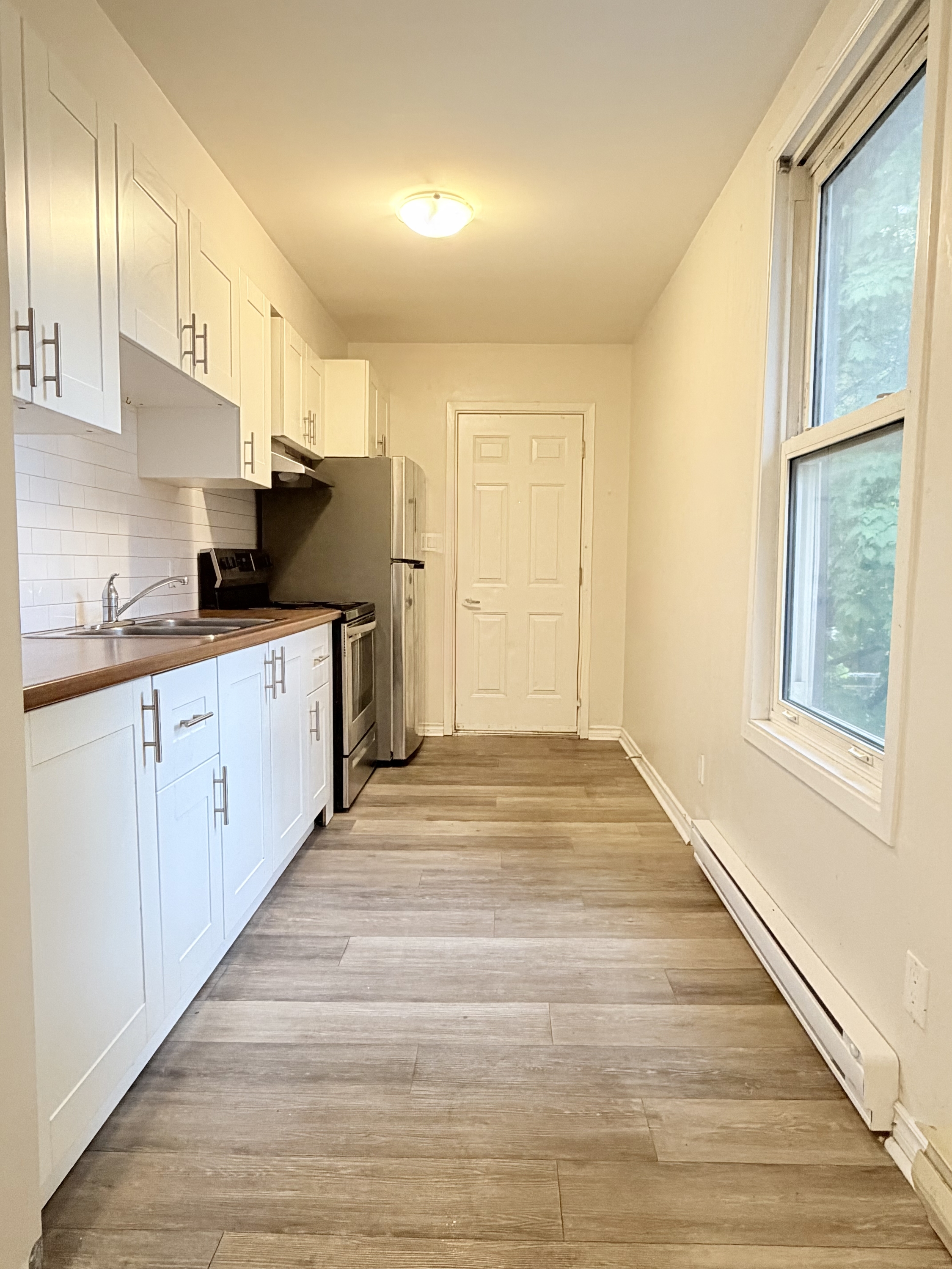 Windsor Condo: 686 Lincoln Rd