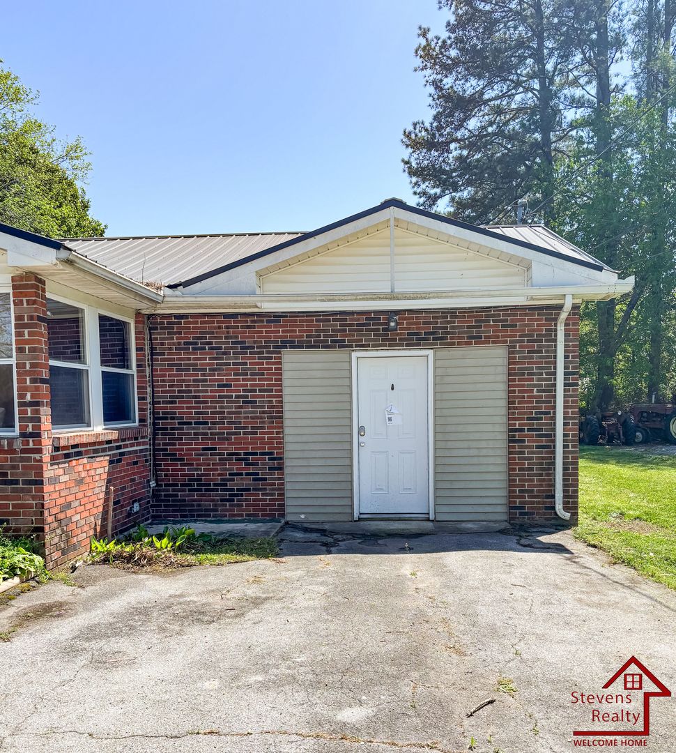 Morrison House: 512 W Maple St