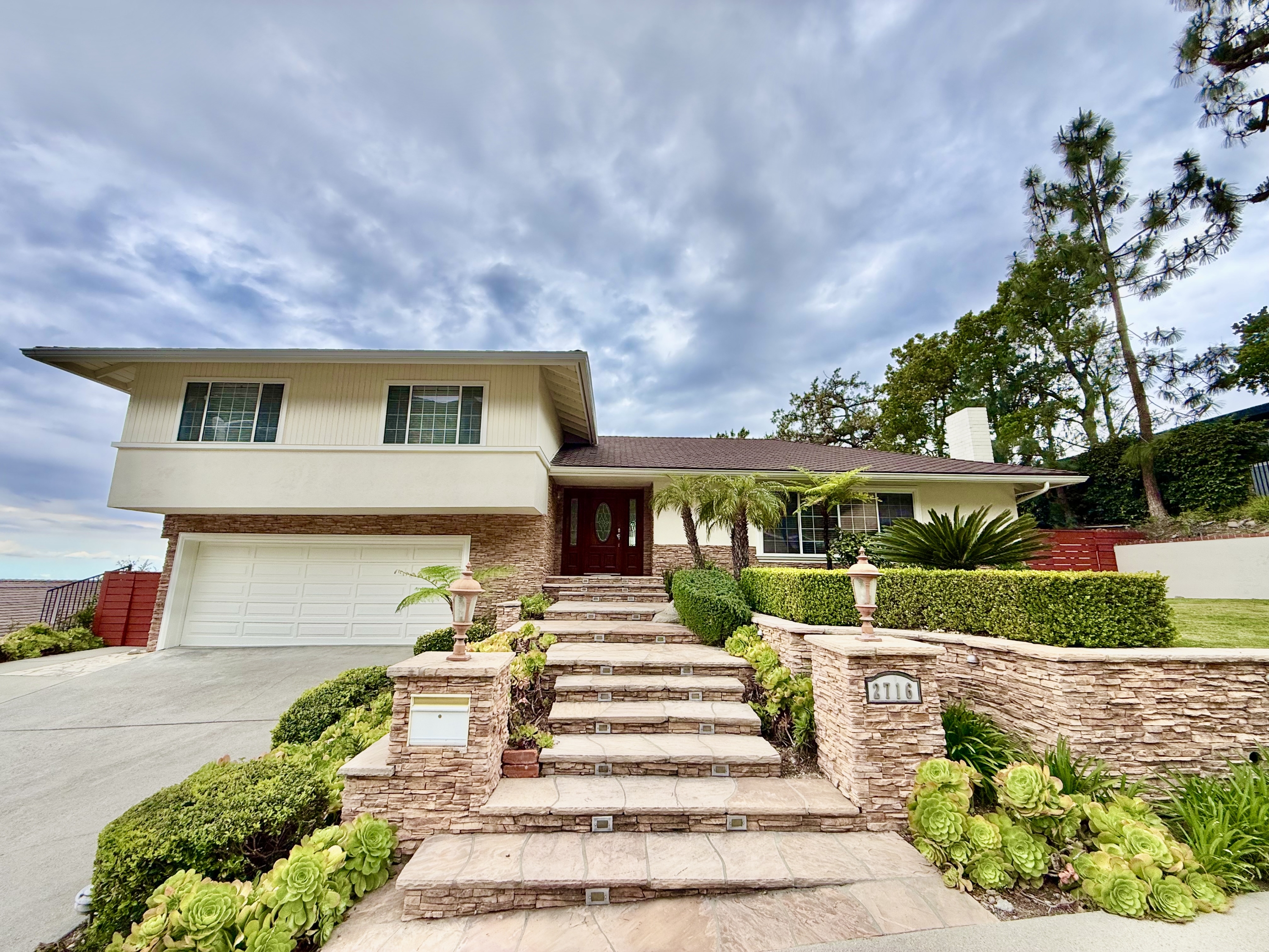 La Crescenta-Montrose House: 2716 Ridgepine Dr