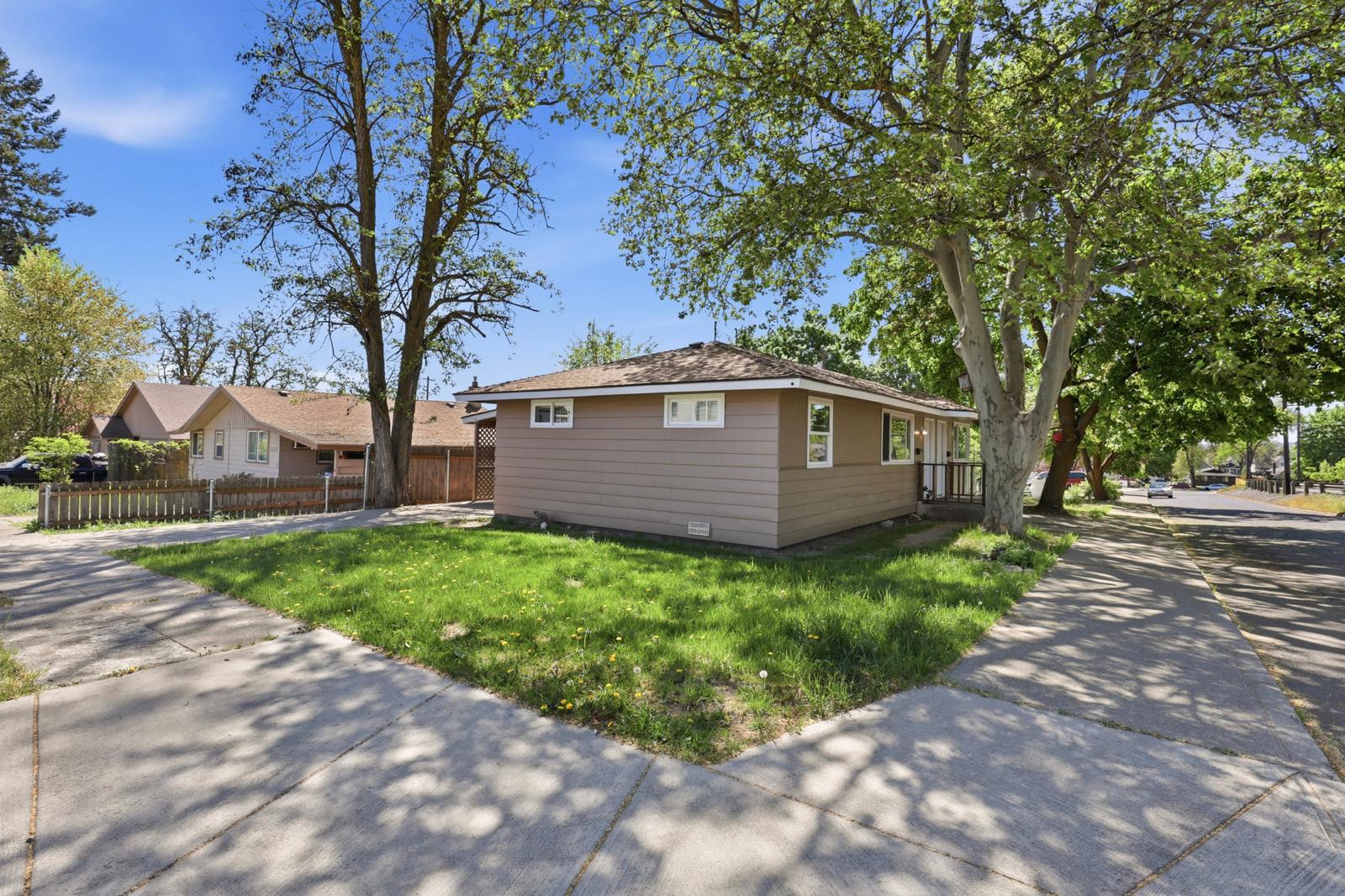 Spokane House: 3218 N Maple St