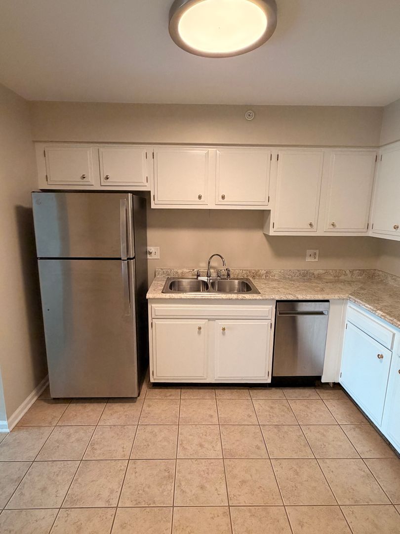 Clarendon Hills Apartment: 4 Walker Ave