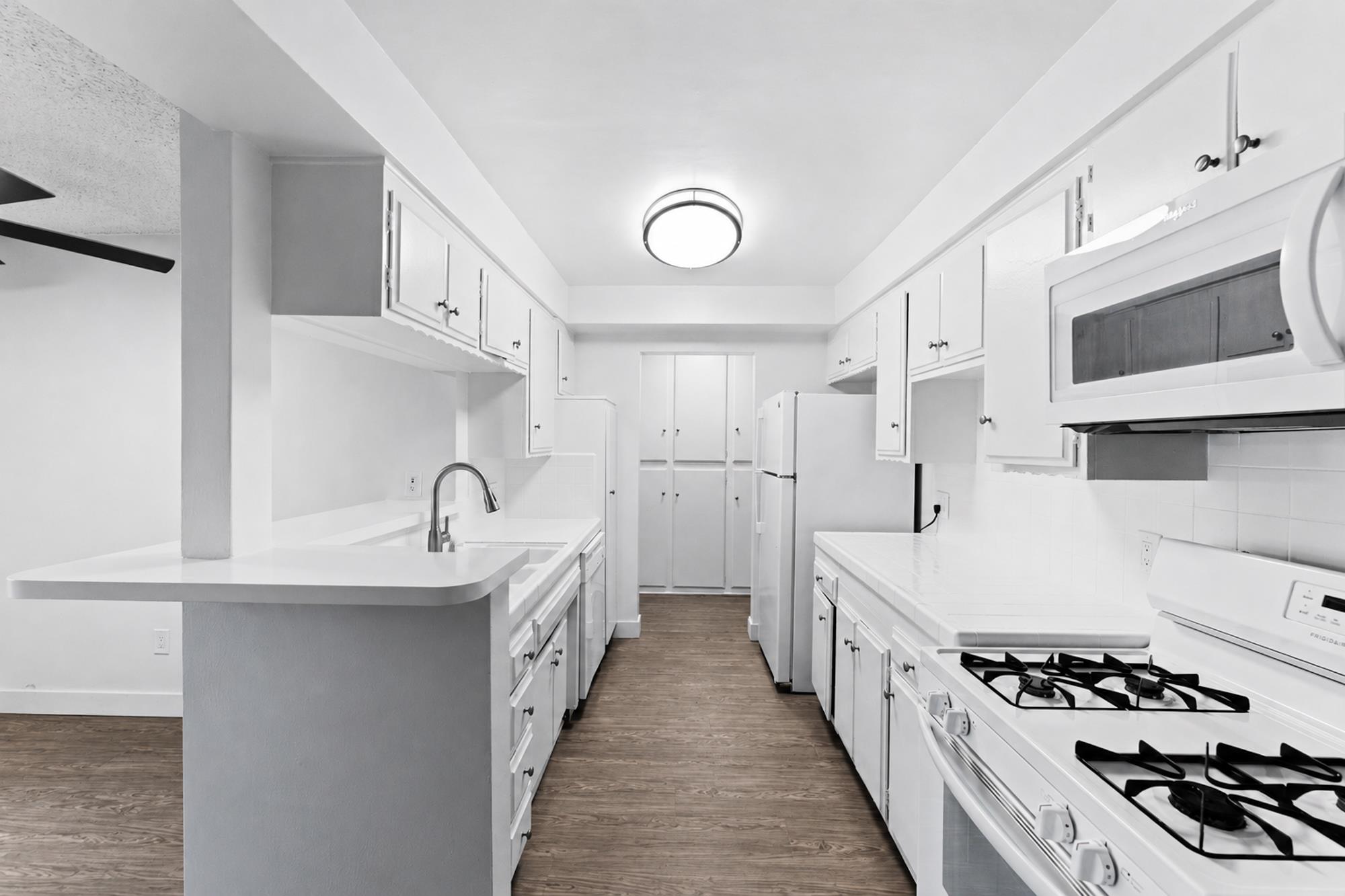 Costa Mesa Apartment: 400 Merrimac Way