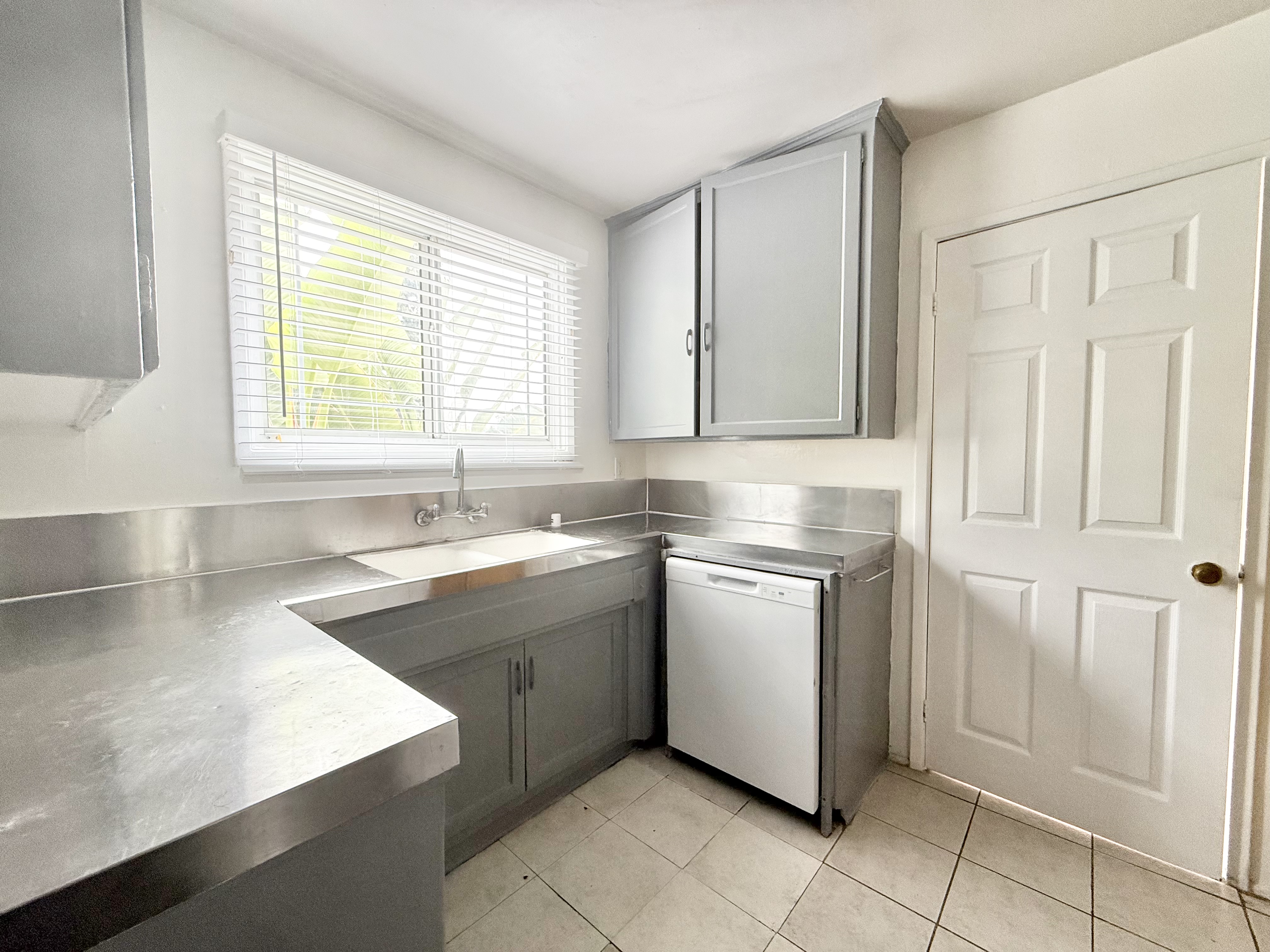 Los Angeles Apartment: 2453 Silver Lake Blvd