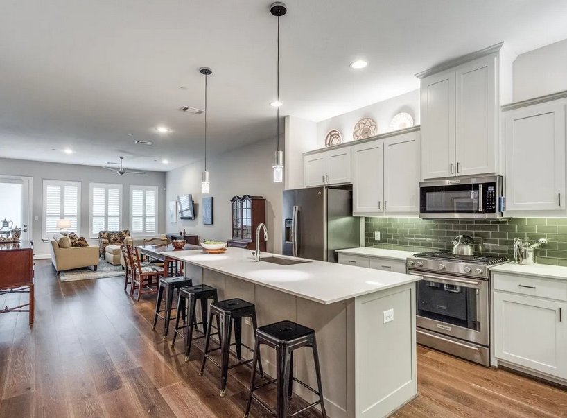 Addison Condo: 5015 Meridian Ln