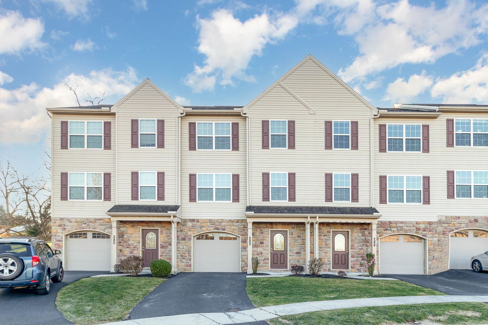 New Cumberland House: 282 Fieldstone Ct