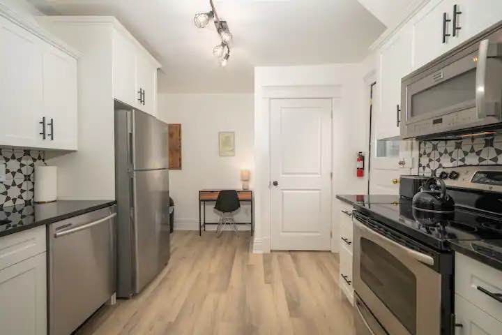 Sarnia Condo: 152 Essex St