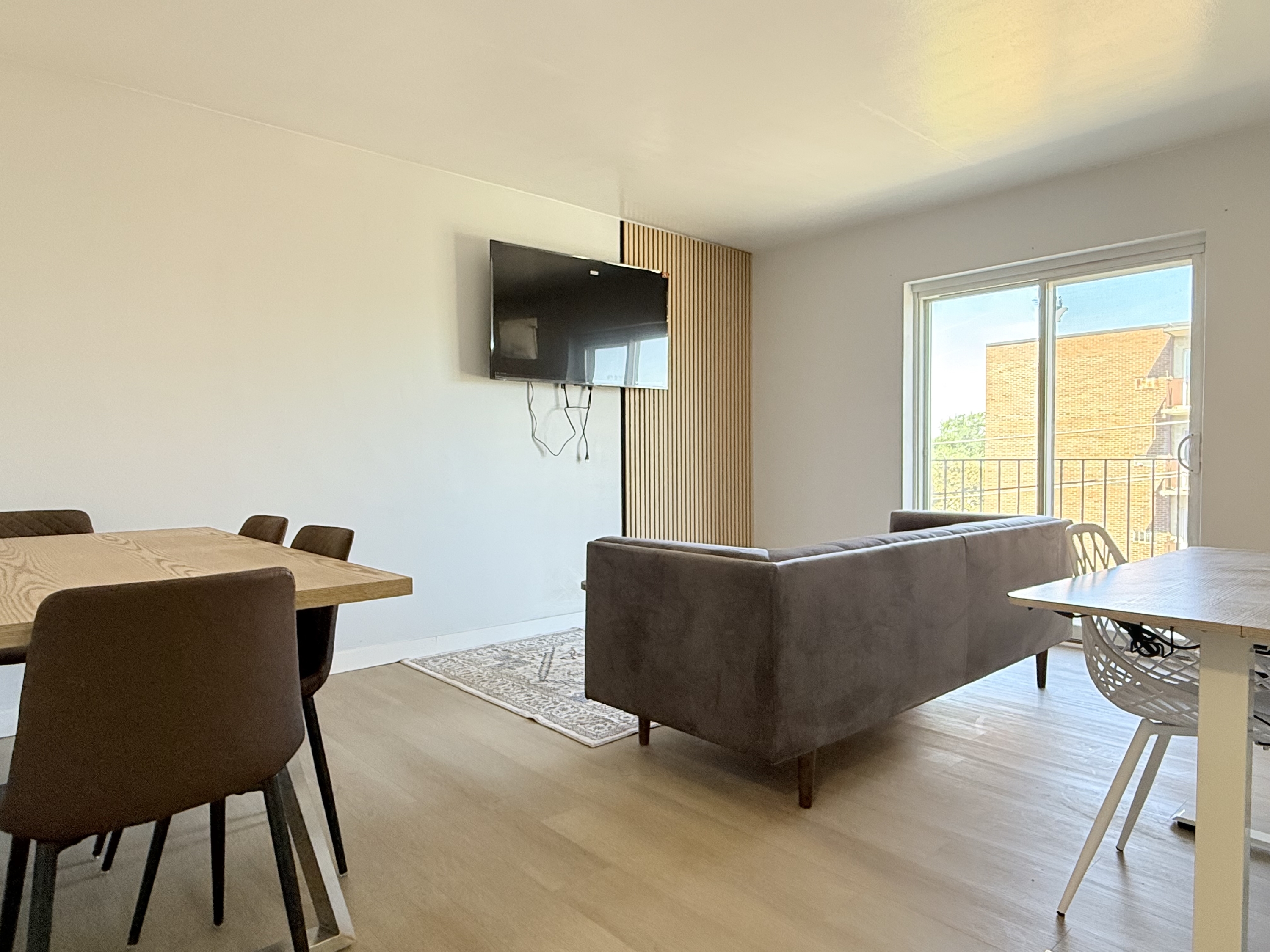 Windsor Condo: 1989 Wyandotte St W