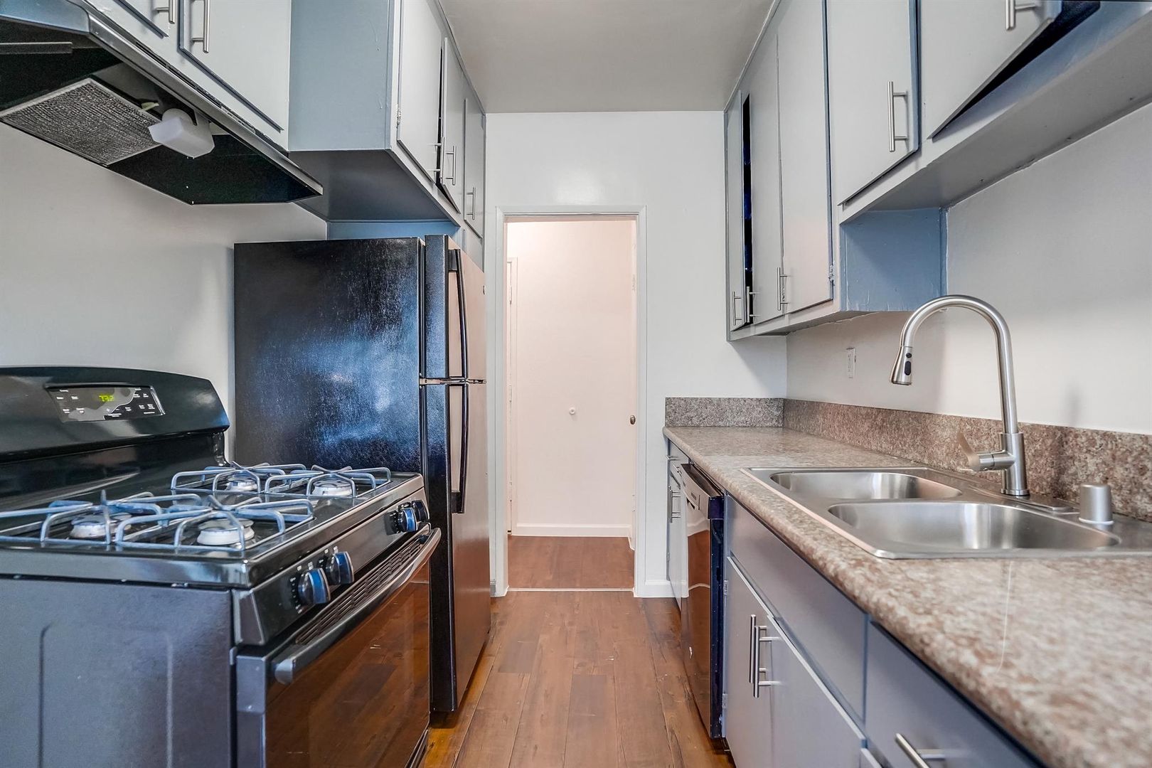 Inglewood Condo: 537 Hyde Park Blvd