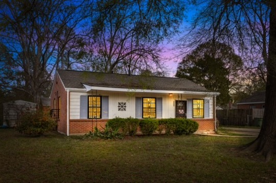 Montgomery House: 4037 Oak St