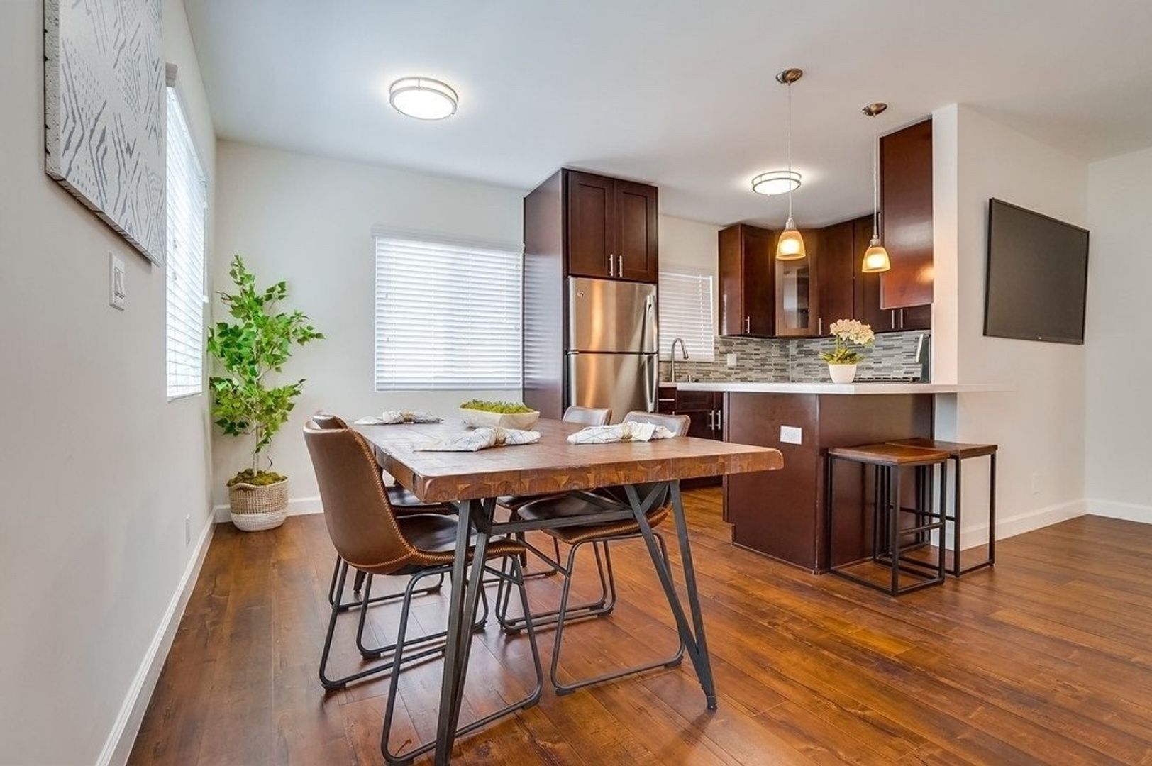 Inglewood Condo: 629 W Hyde Park Blvd