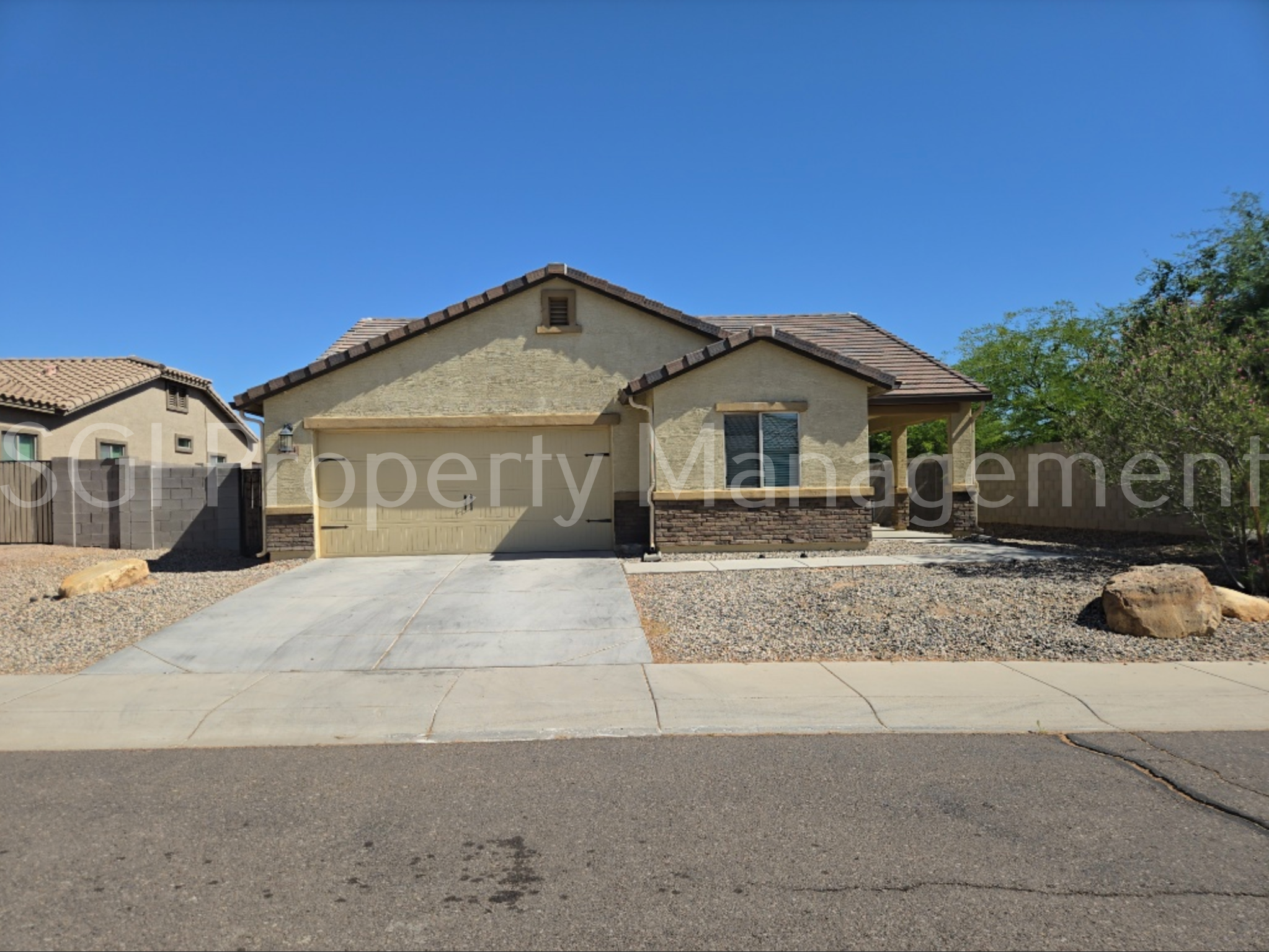 Casa Grande House: 494 W Black Hawk Pl