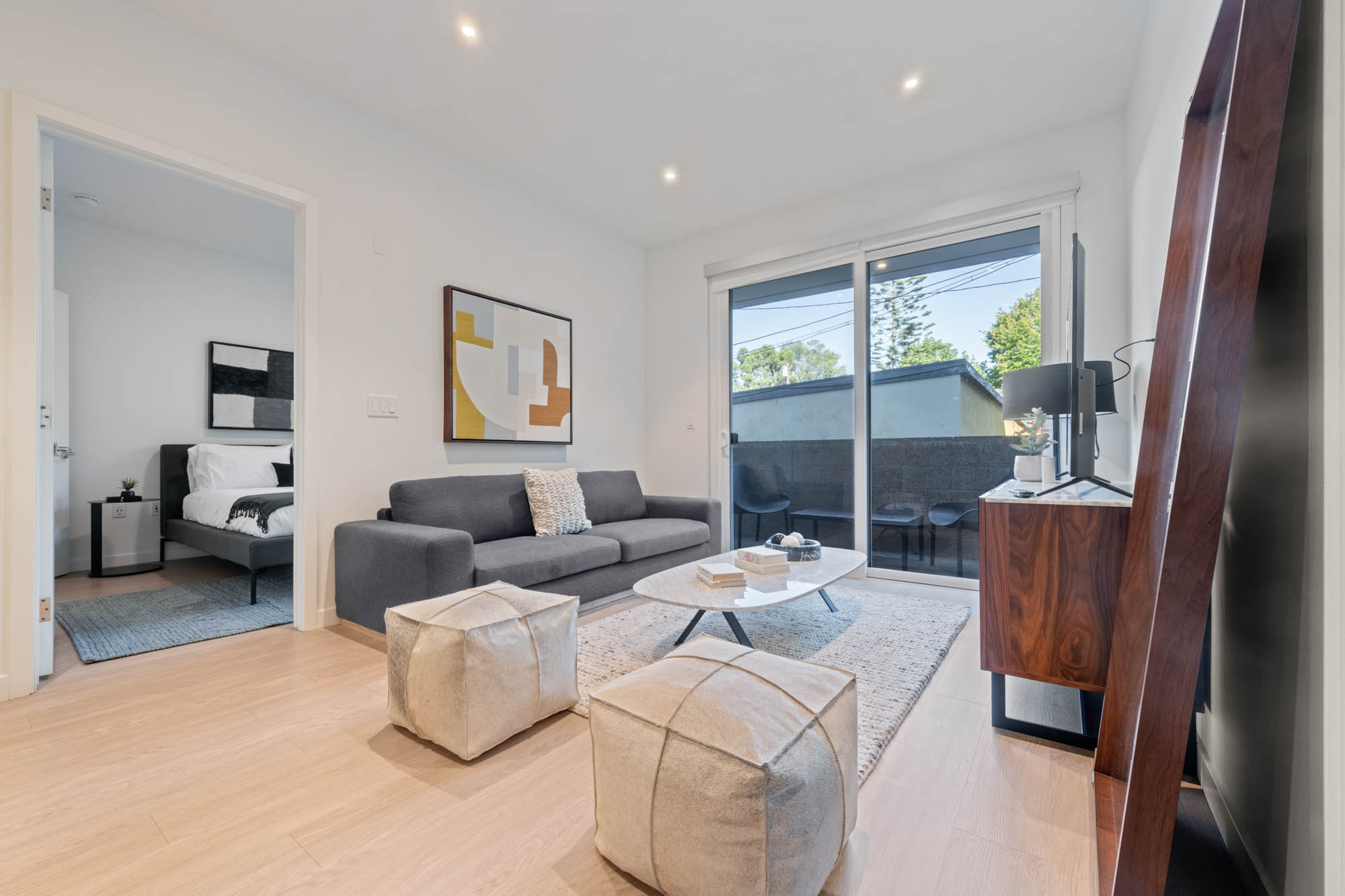 Los Angeles Apartment: 5843 W 88th St