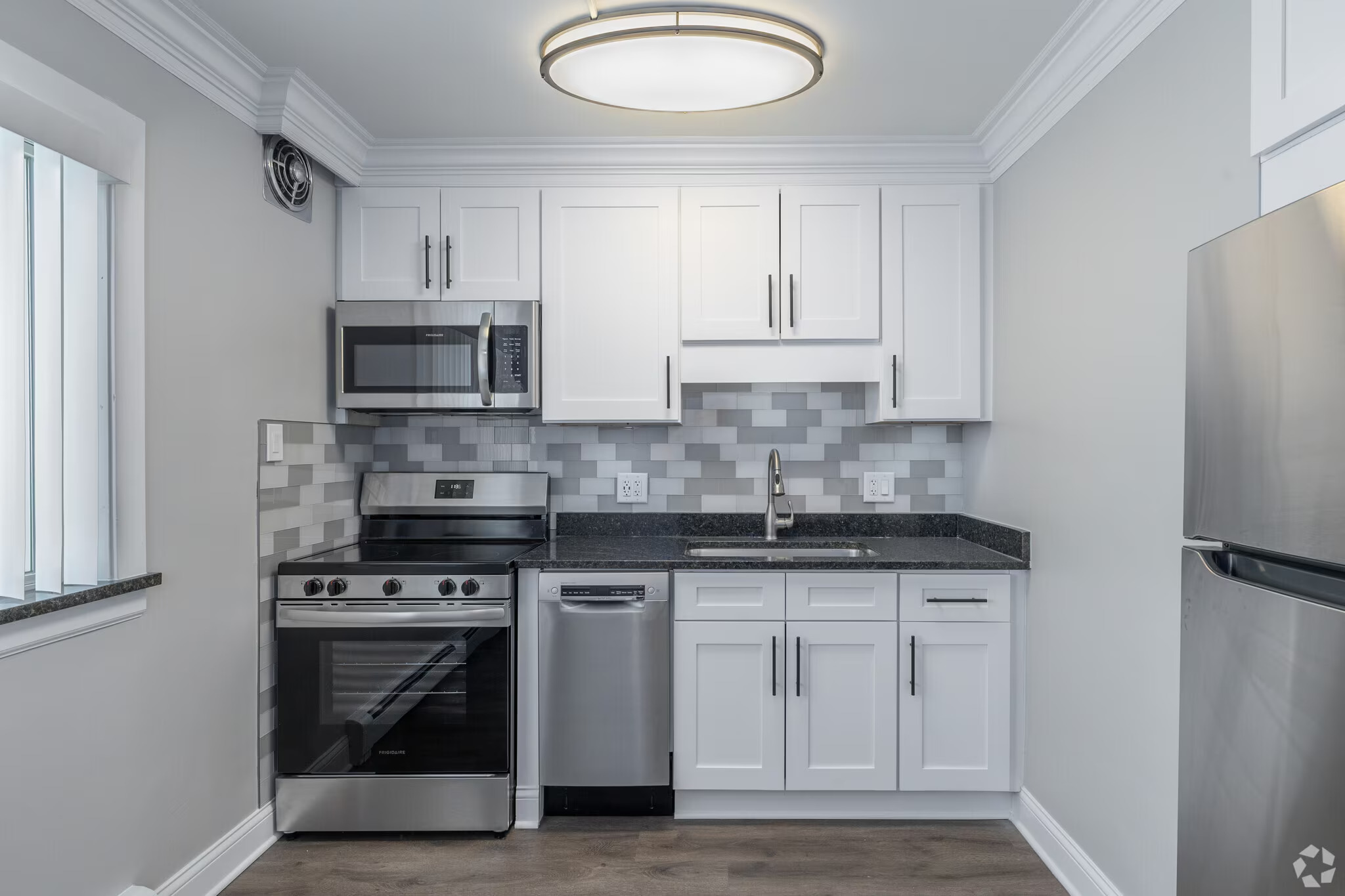 Downers Grove Apartment: 4925 Fairview Ave