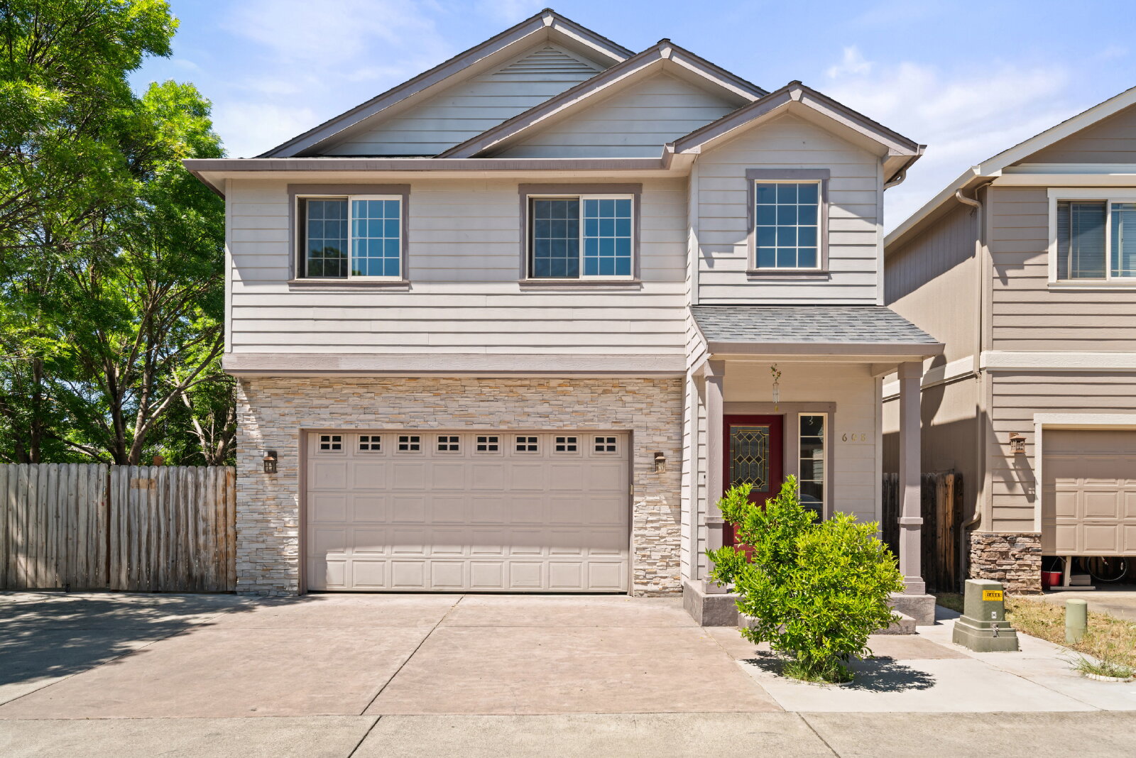 Central Point Townhome: 608 Shadow Way