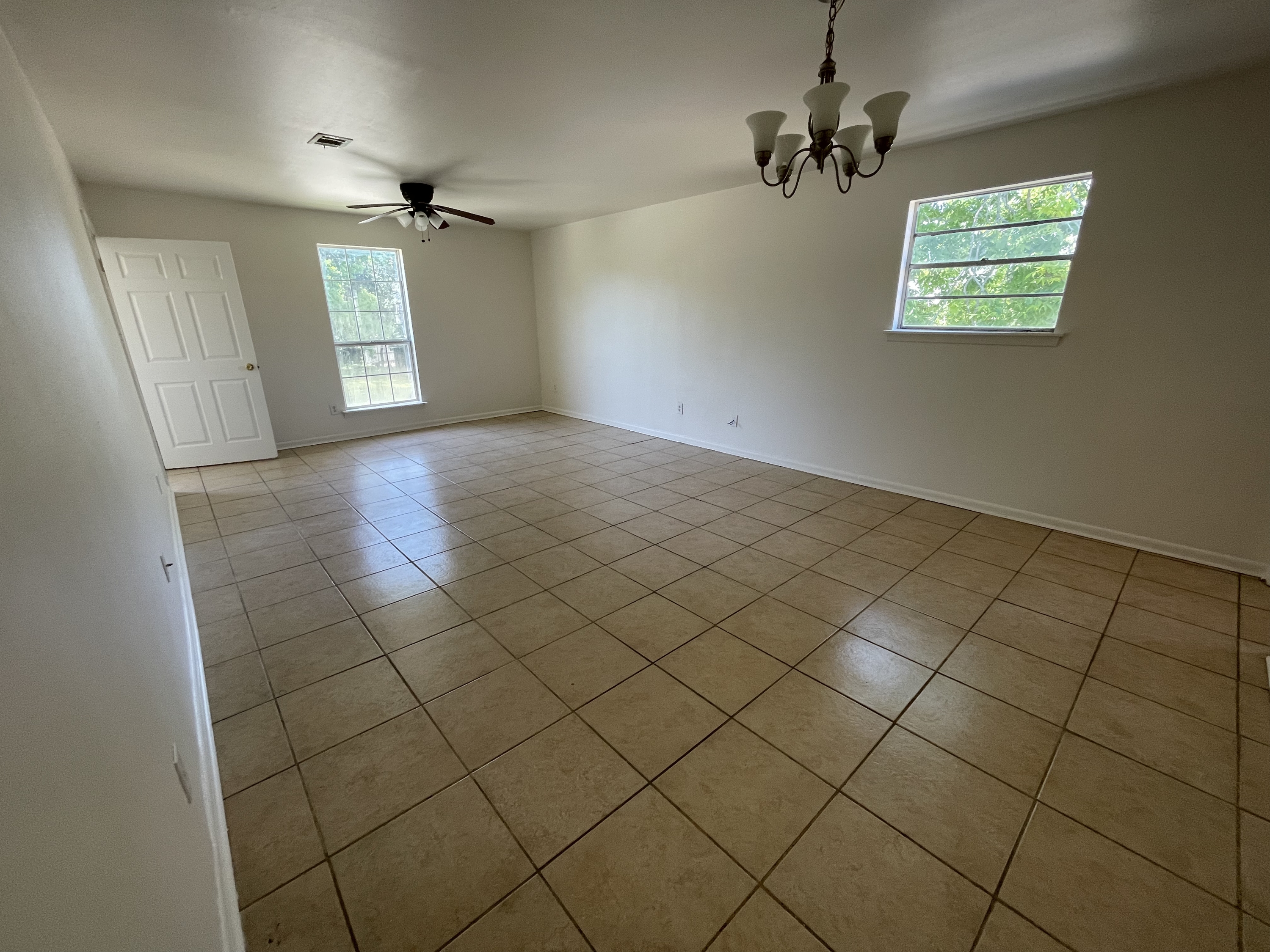 Chalmette House: 2429 Octavia Dr