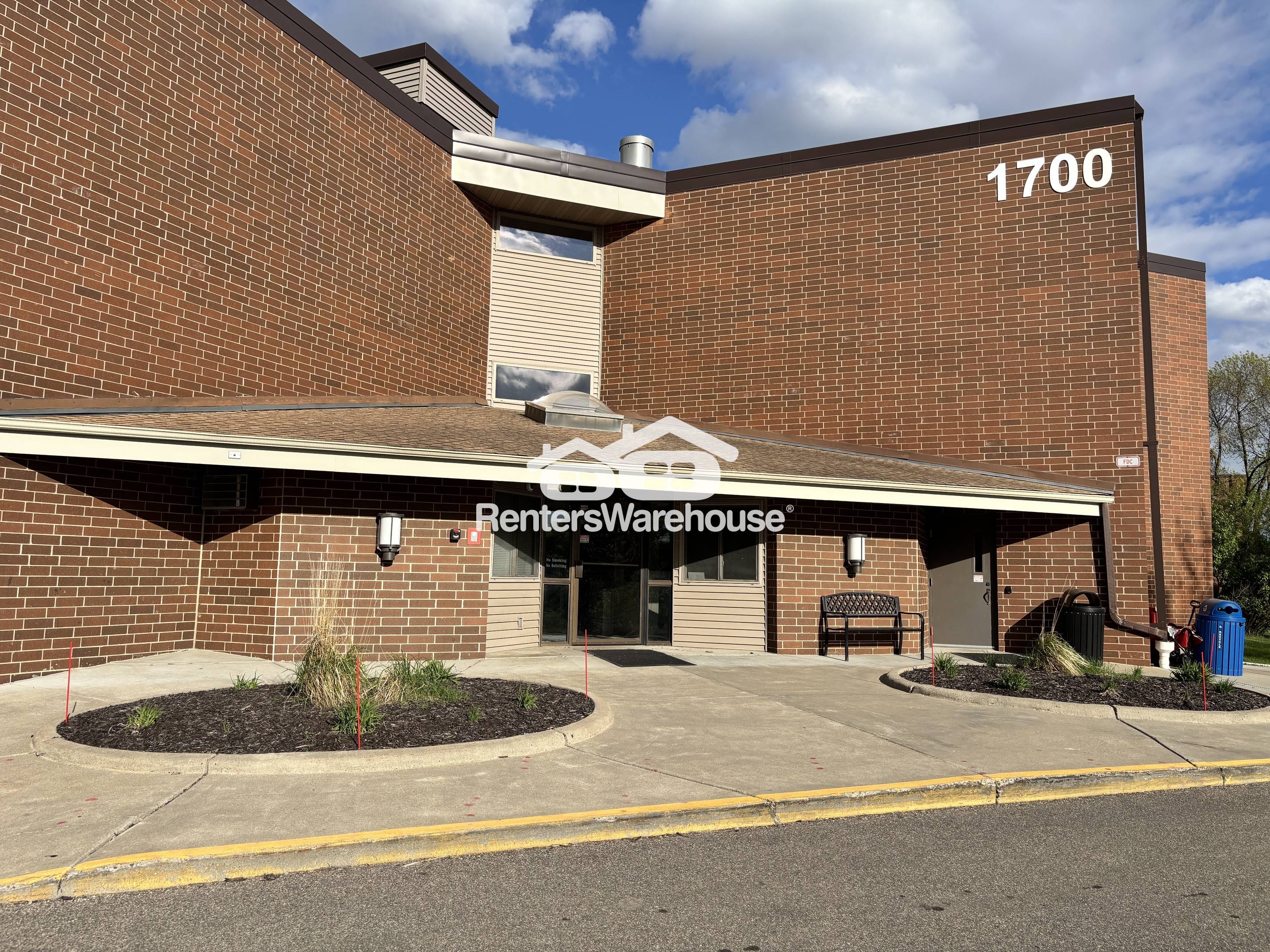 Eagan Condo: 1700 Four Oaks Rd