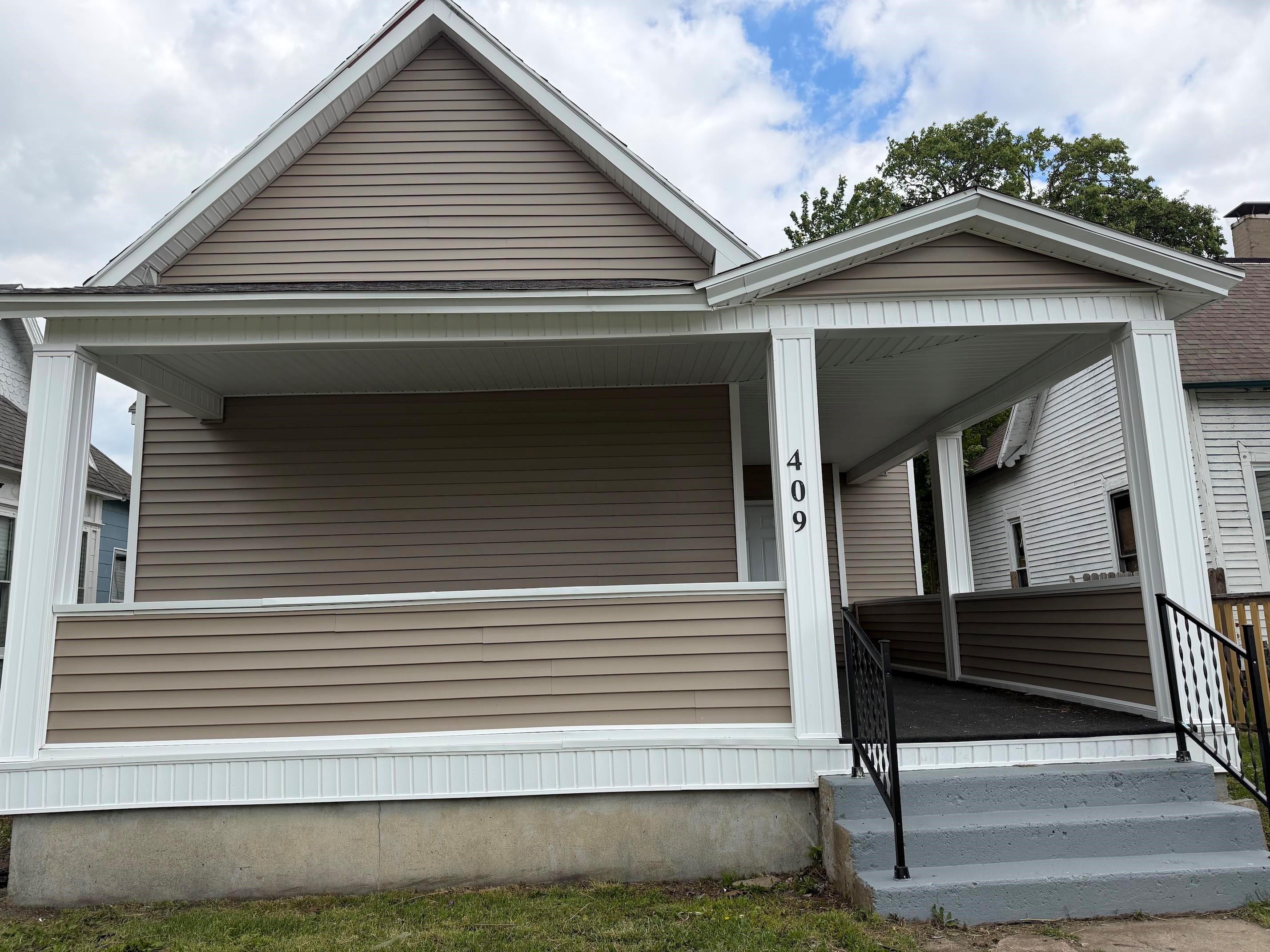 Danville House: 409 Woodbury