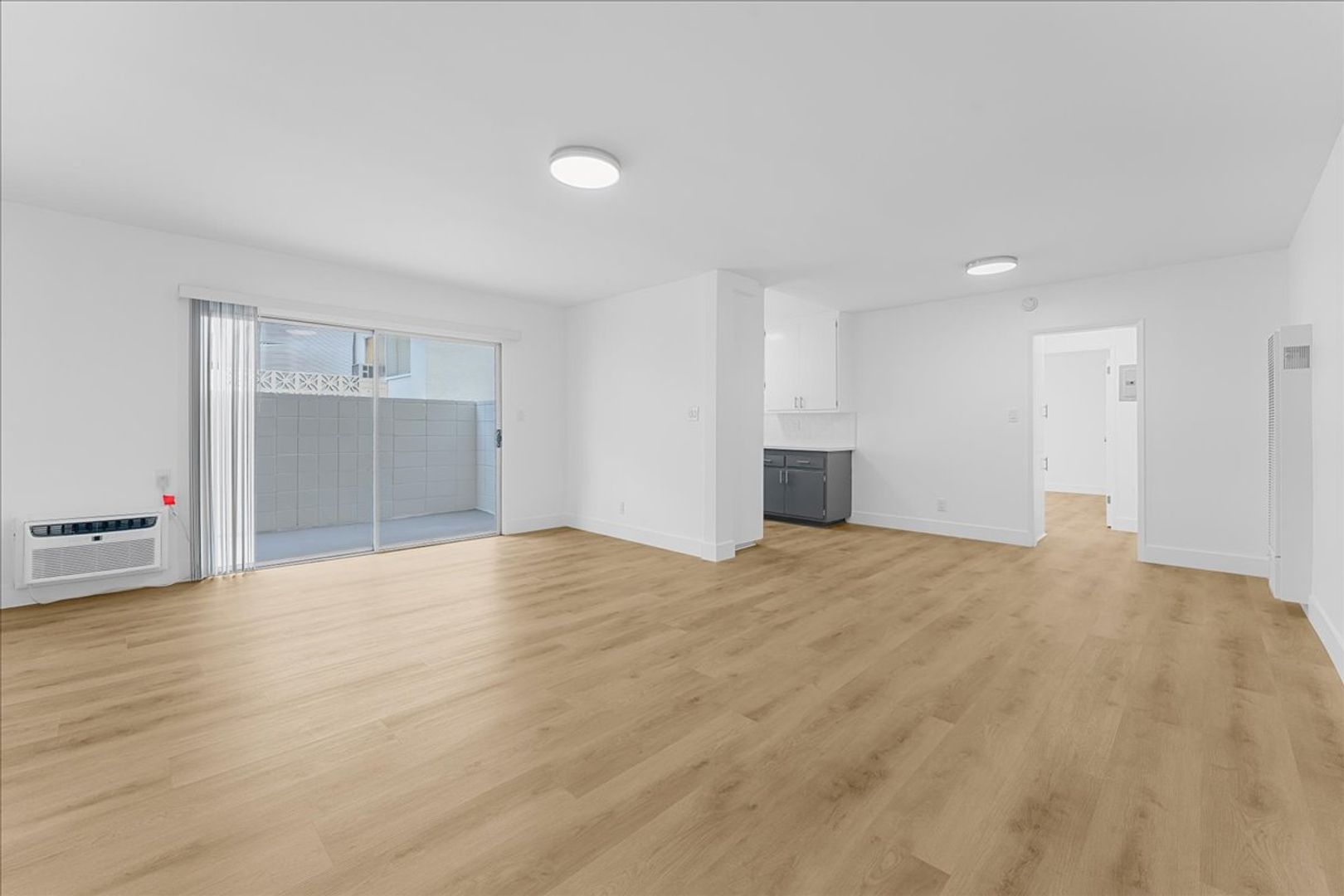 Los Angeles Apartment: 6615 Franklin Ave