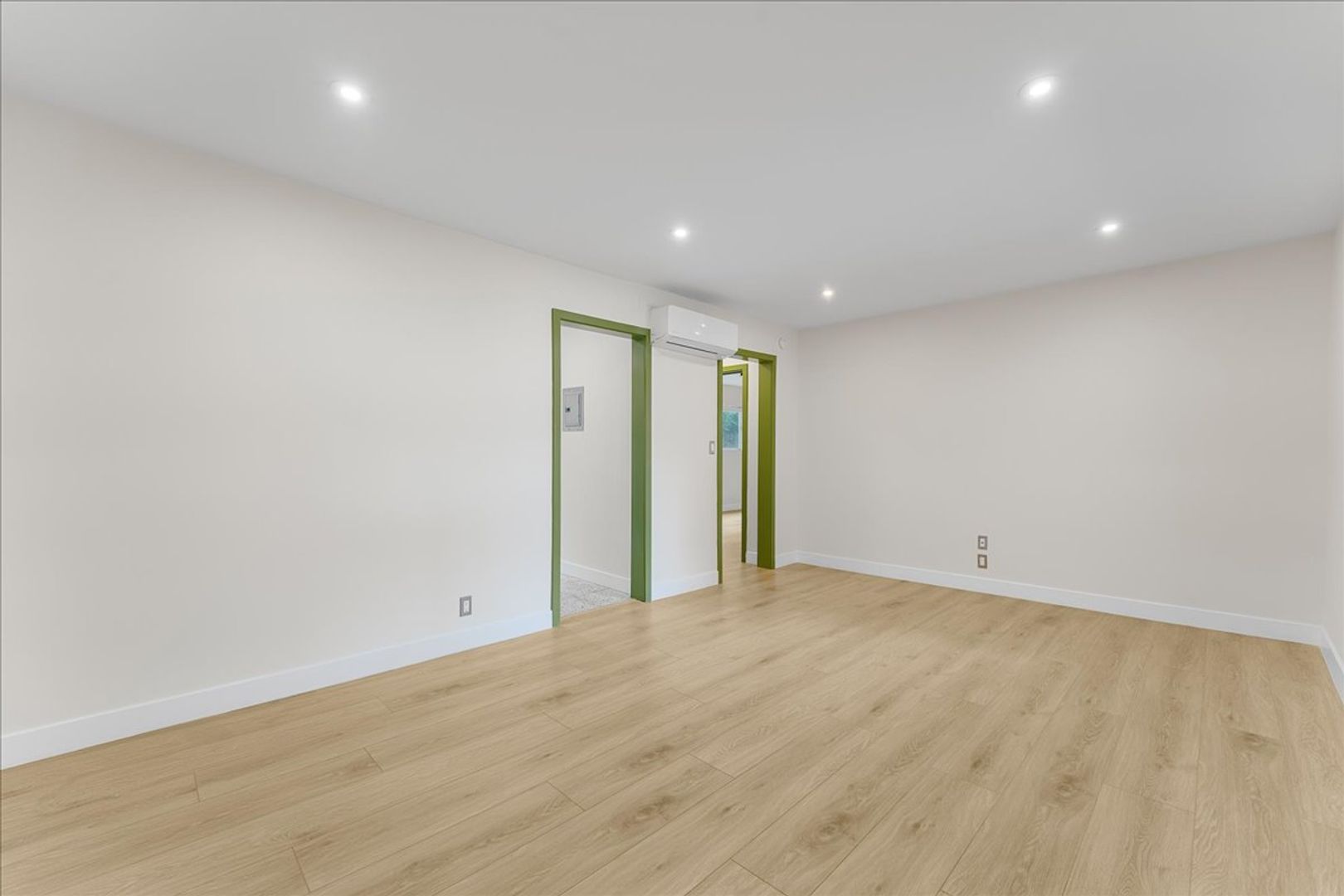 Los Angeles Apartment: 6615 Franklin Ave