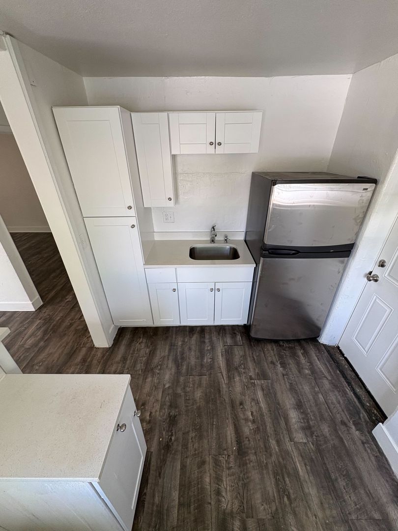 Aurora Apartment: 1409 Clinton St