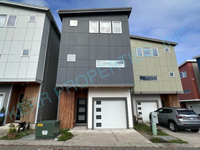 Portland House: 9023 NE Hoyt St