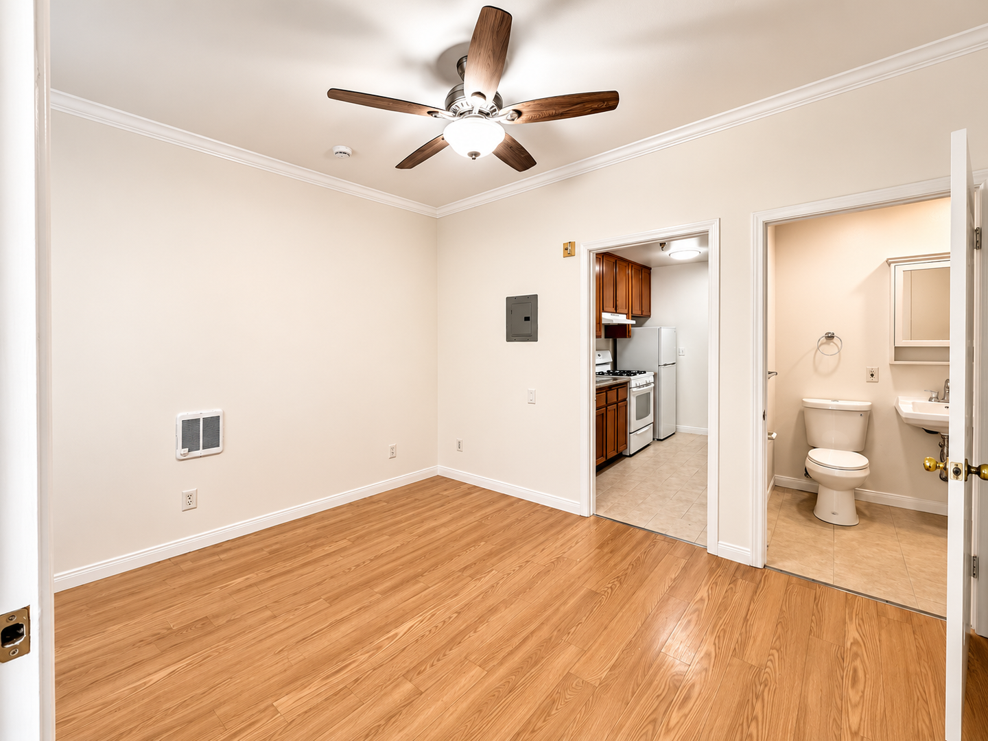 Santa Monica Apartment: 1117 3rd St