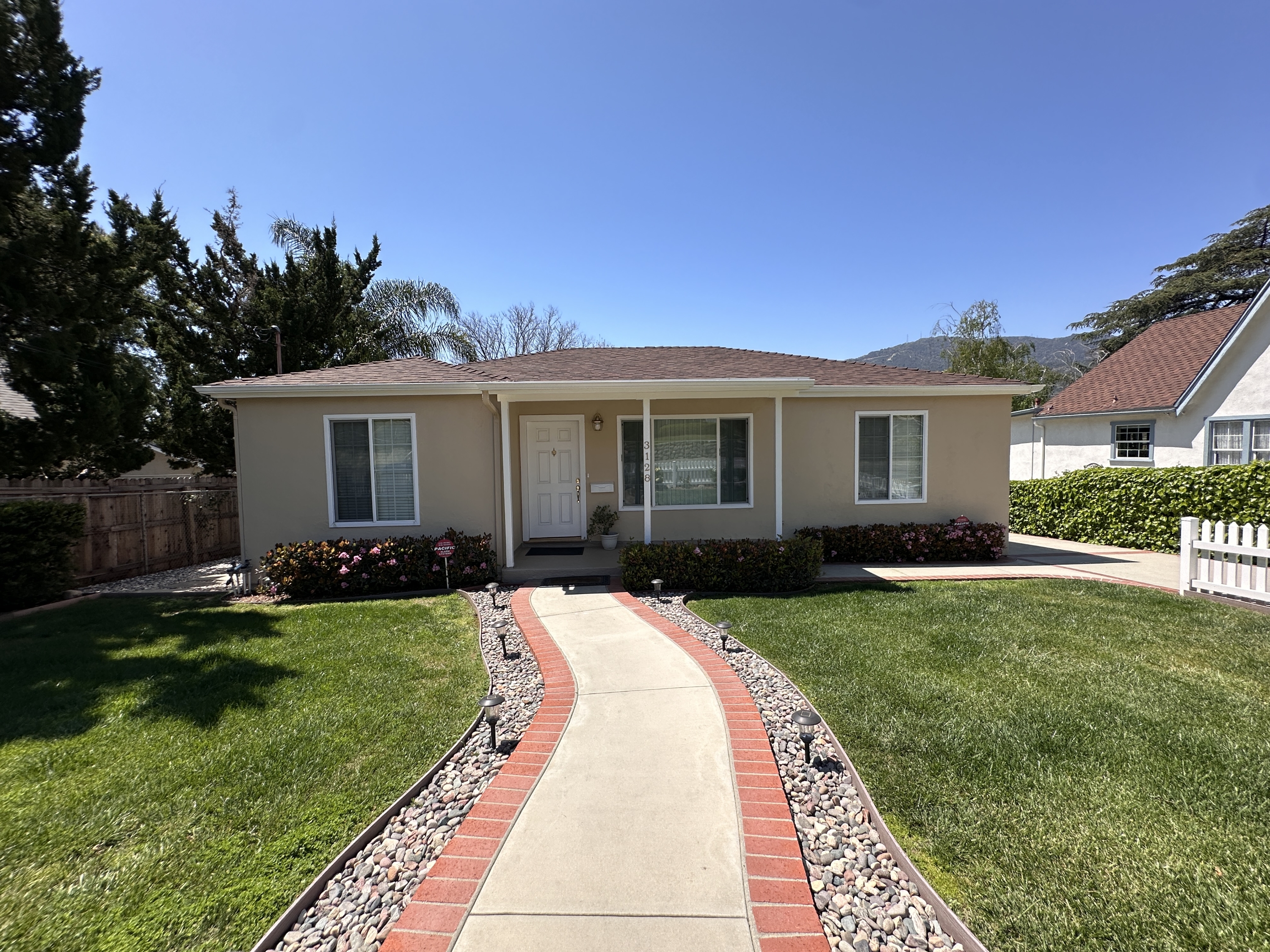 La Crescenta-Montrose House: 3128 Altura Ave