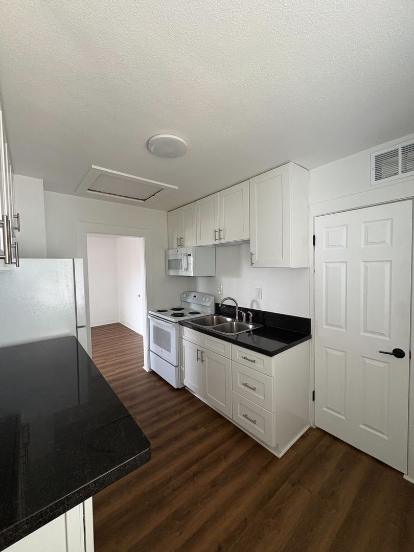 Brighton Apartment: 254 Denver St