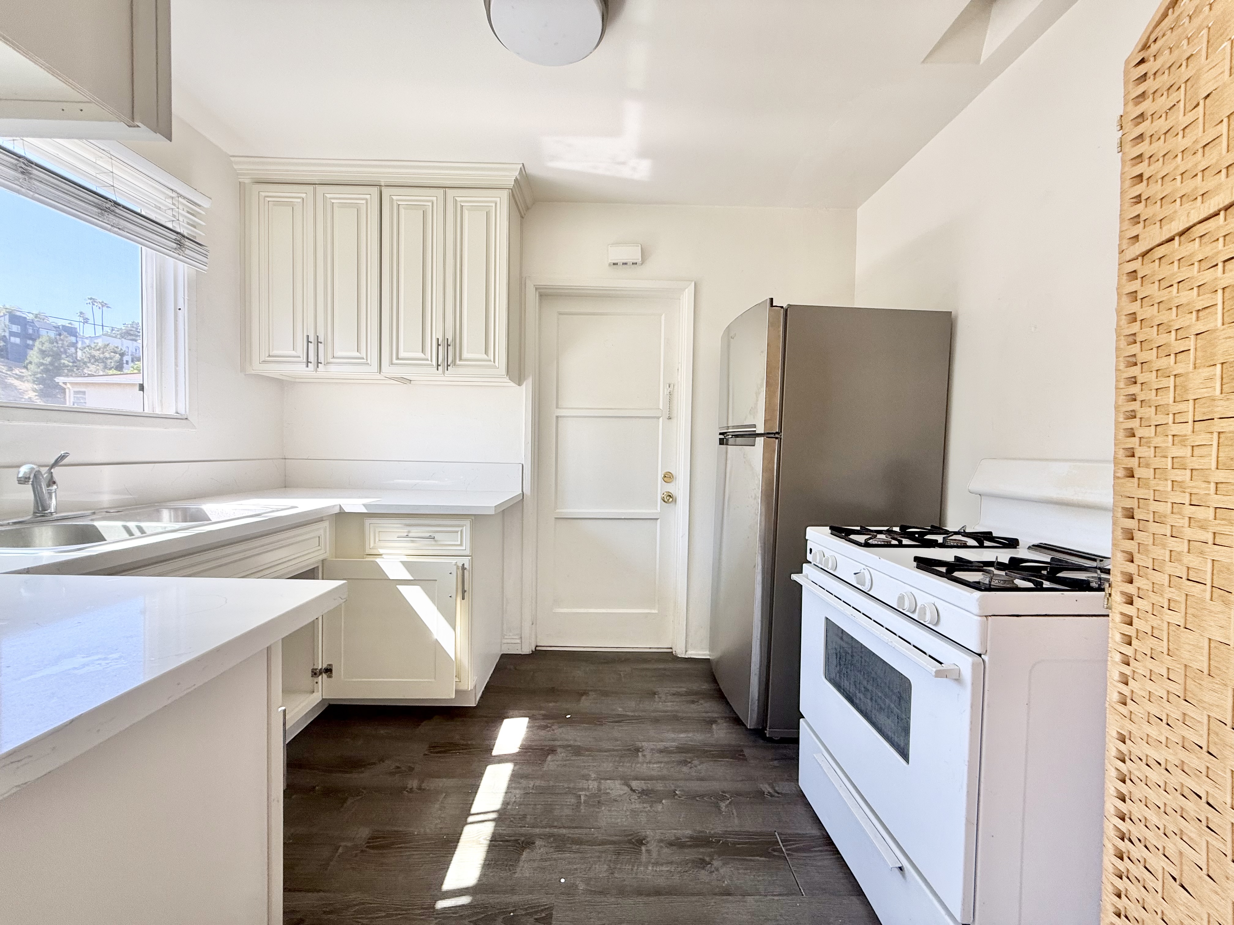 Los Angeles Apartment: 2453 Silver Lake Blvd