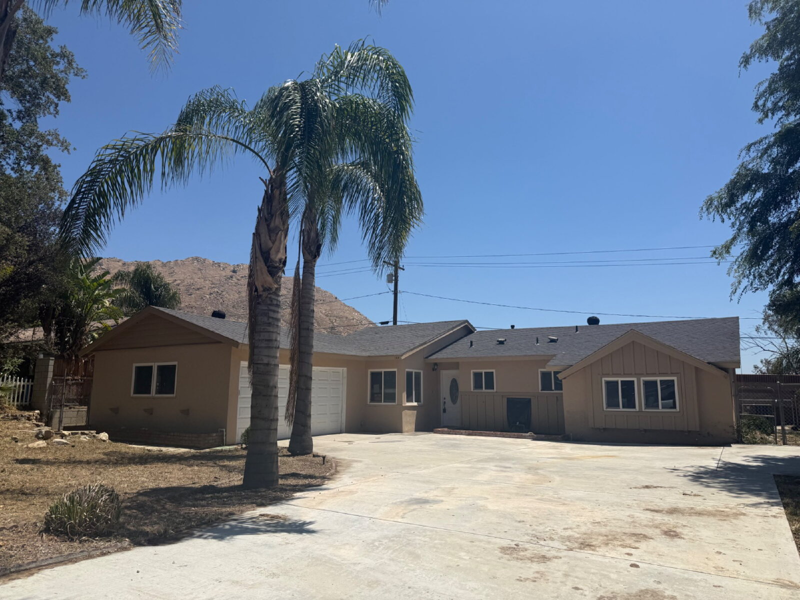 Riverside House: 144 East Campus View Drive