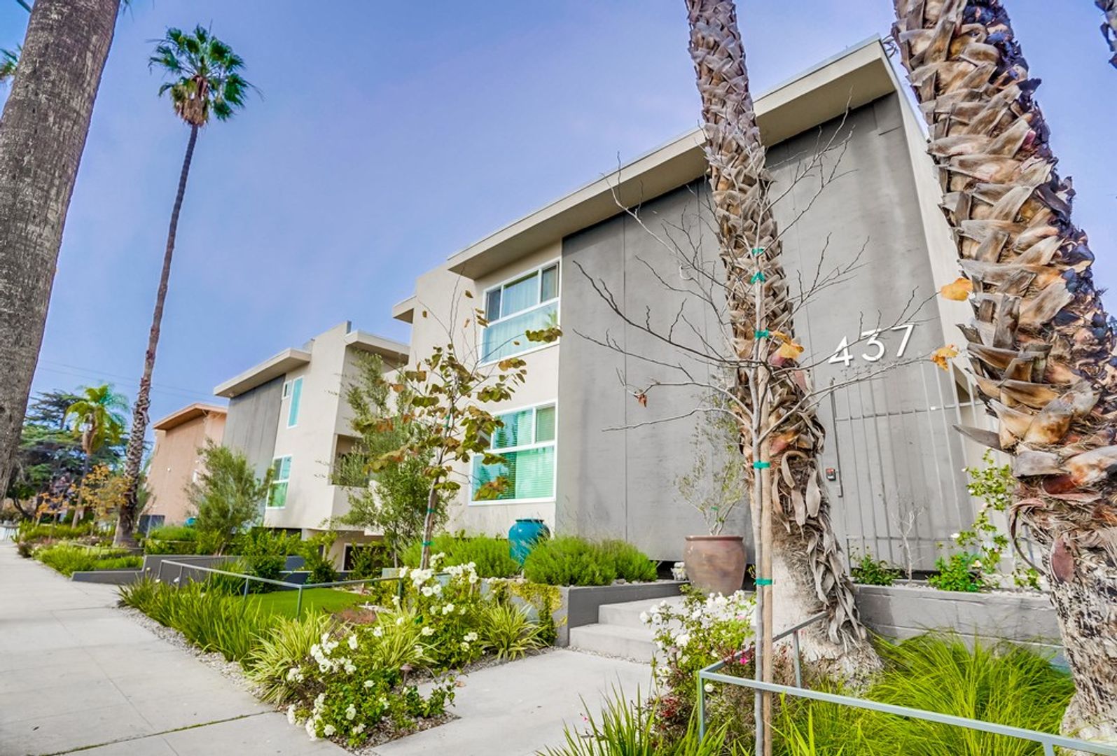 Inglewood Condo: 437 W Queen St