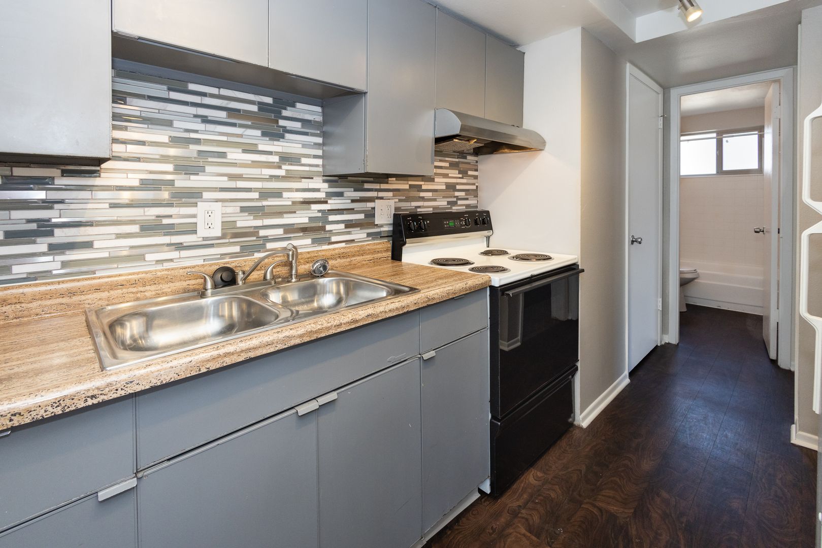 Denver Apartment: 809 N Dexter St